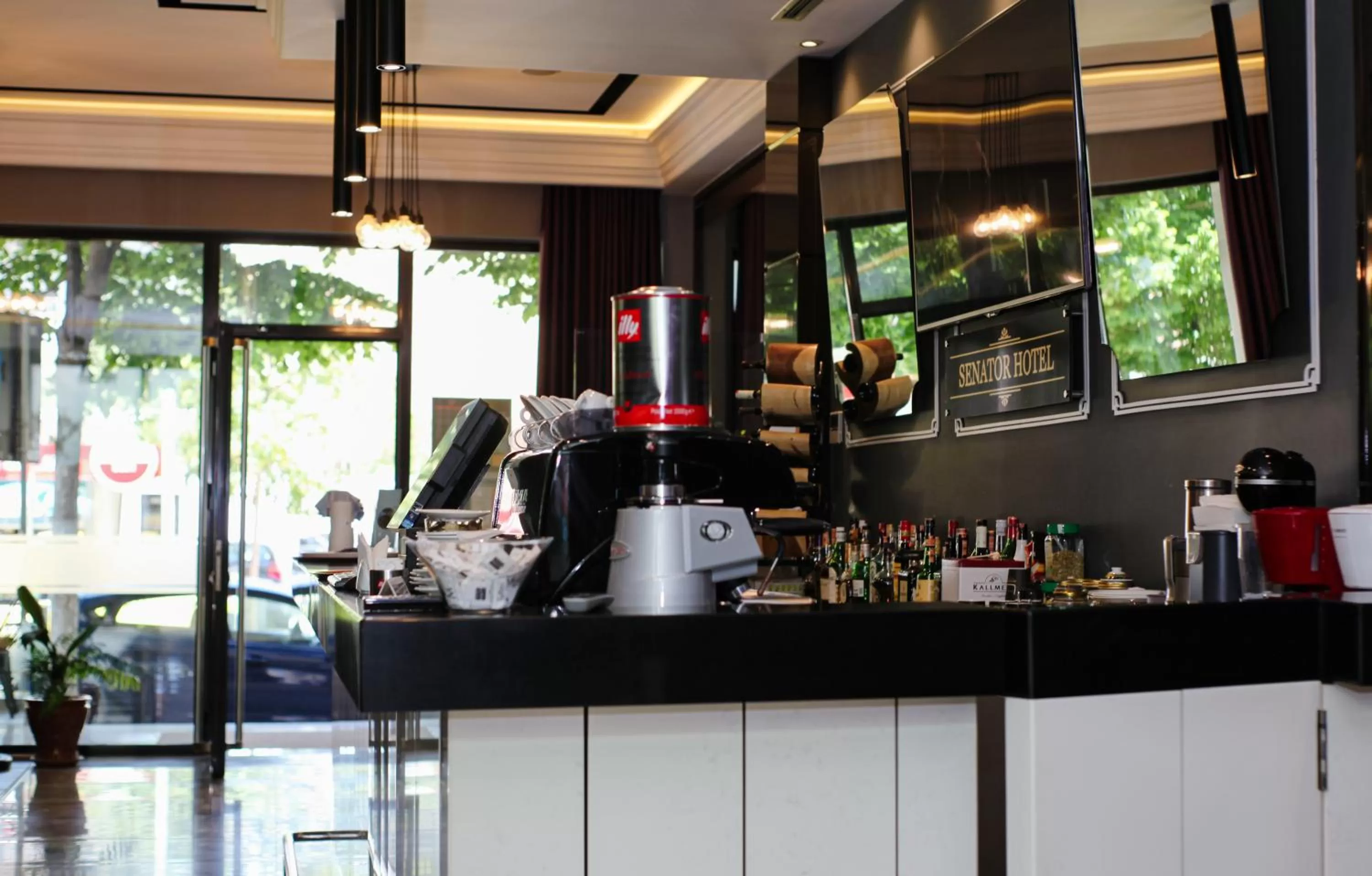 Coffee/tea facilities in Senator Hotel
