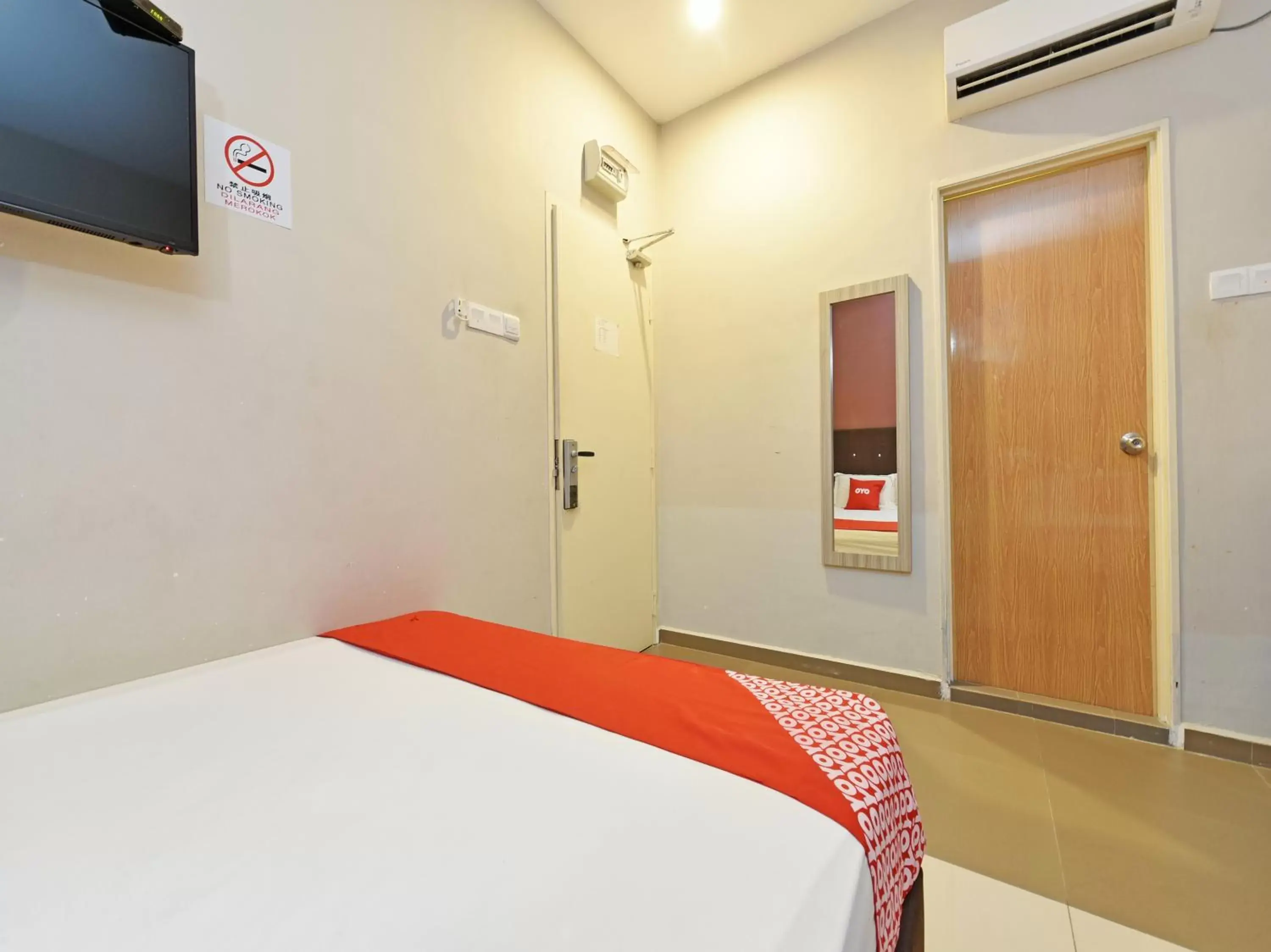 Bedroom, Bed in Super OYO Capital O 90556 Hotel Cherita Rooms