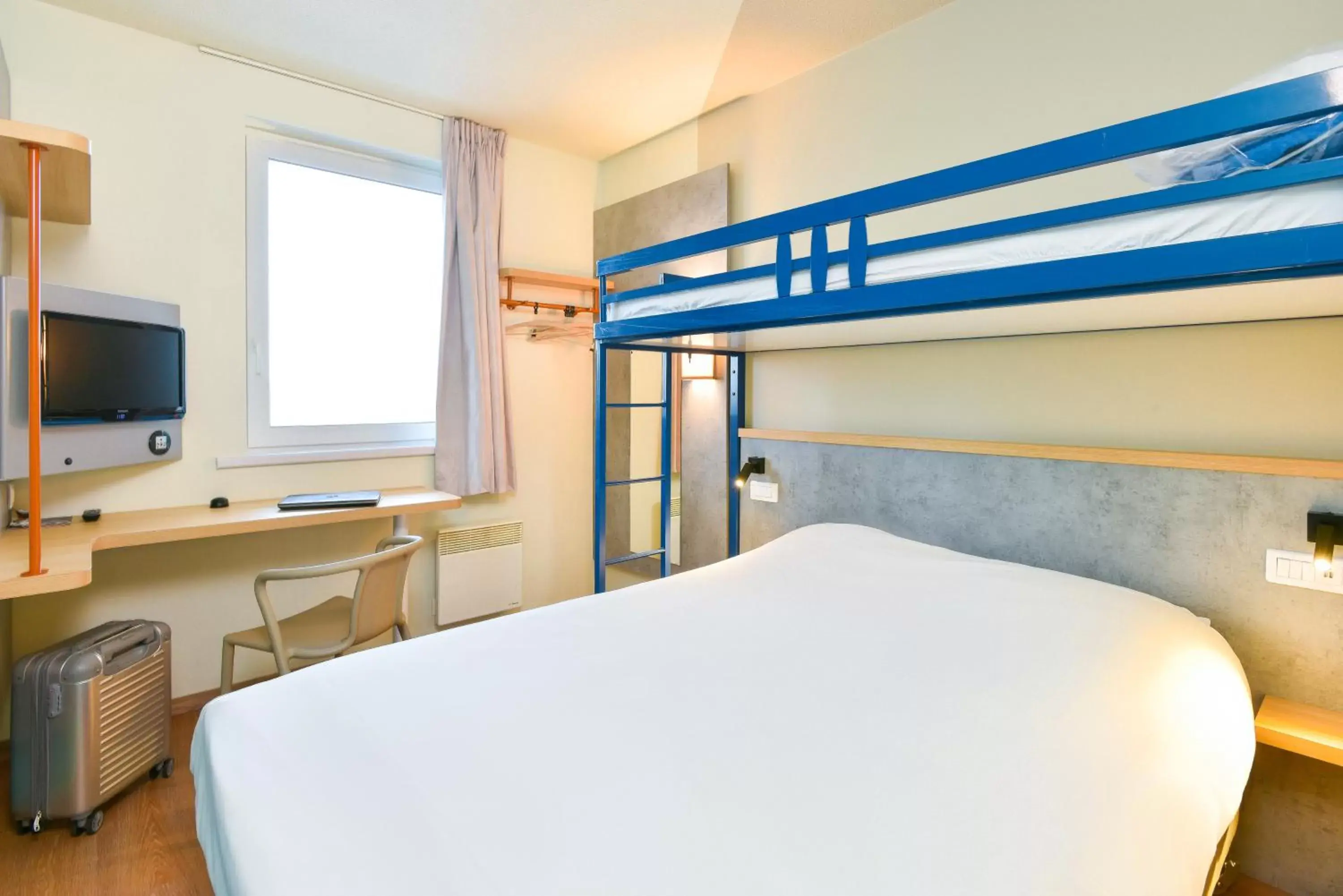 bunk bed in ibis Budget Charleroi Airport