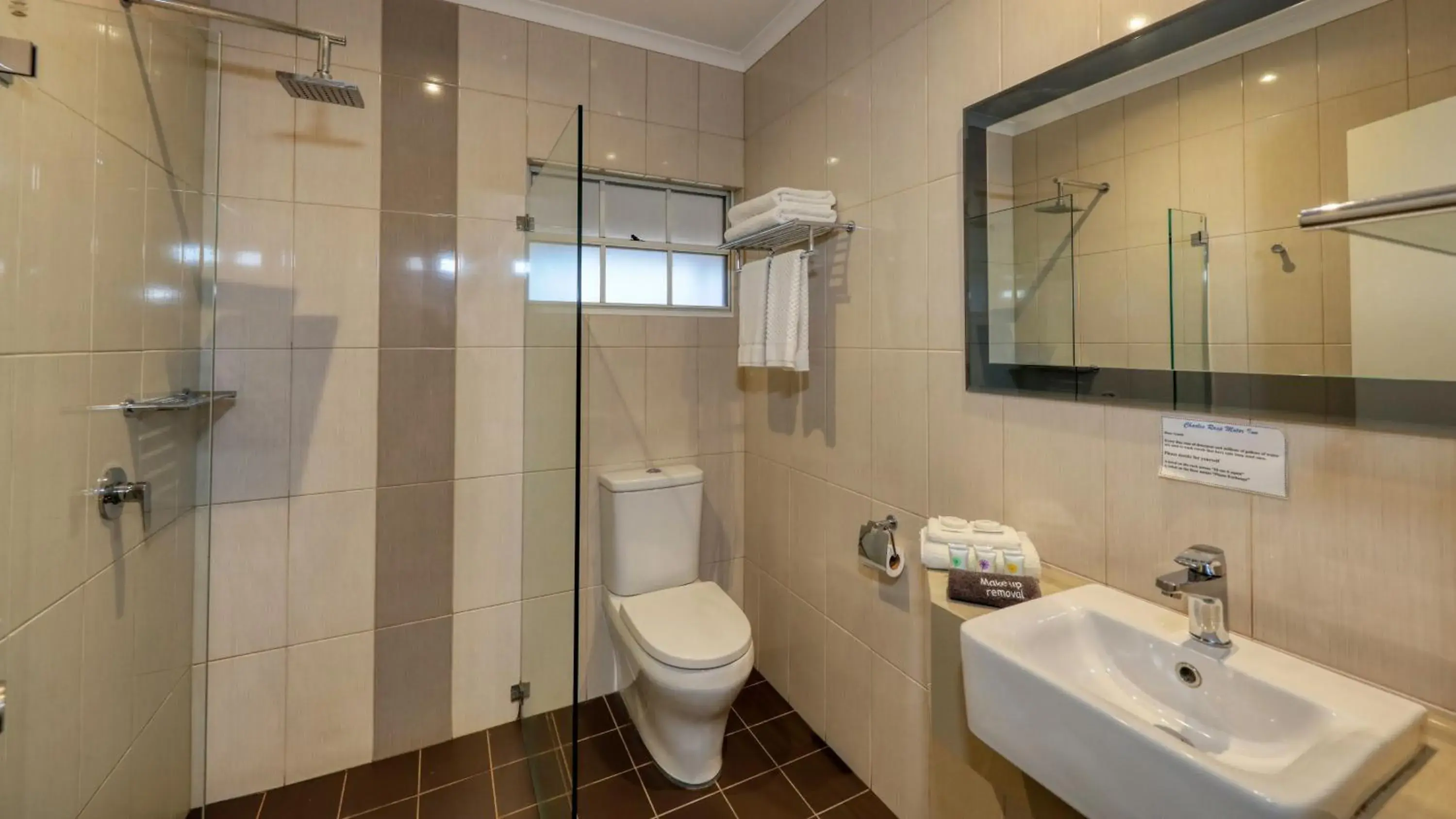 Shower, Bathroom in Charles Rasp Motor Inn & Cottages