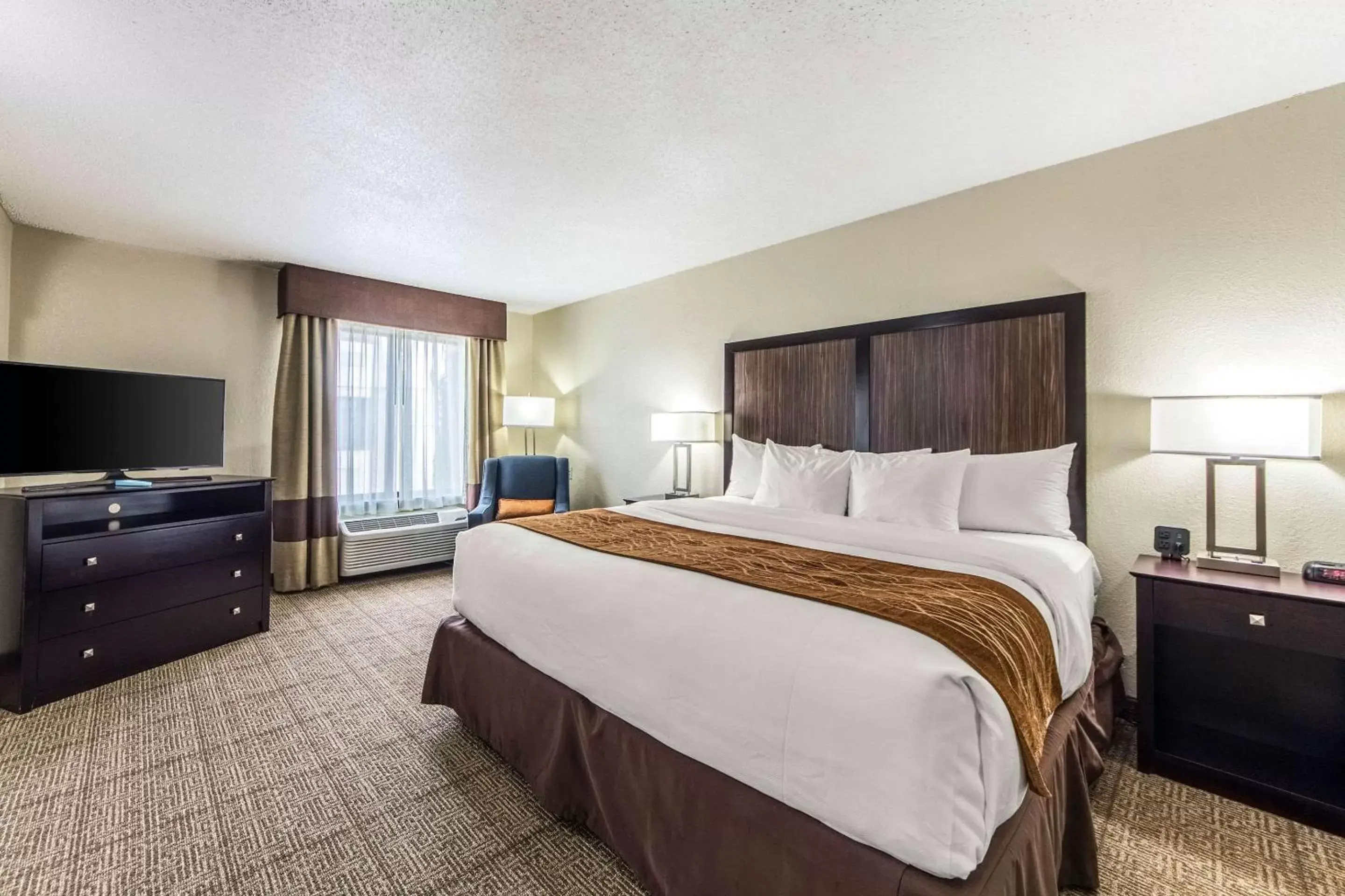 Photo of the whole room, Bed in Comfort Inn Dallas Park Central