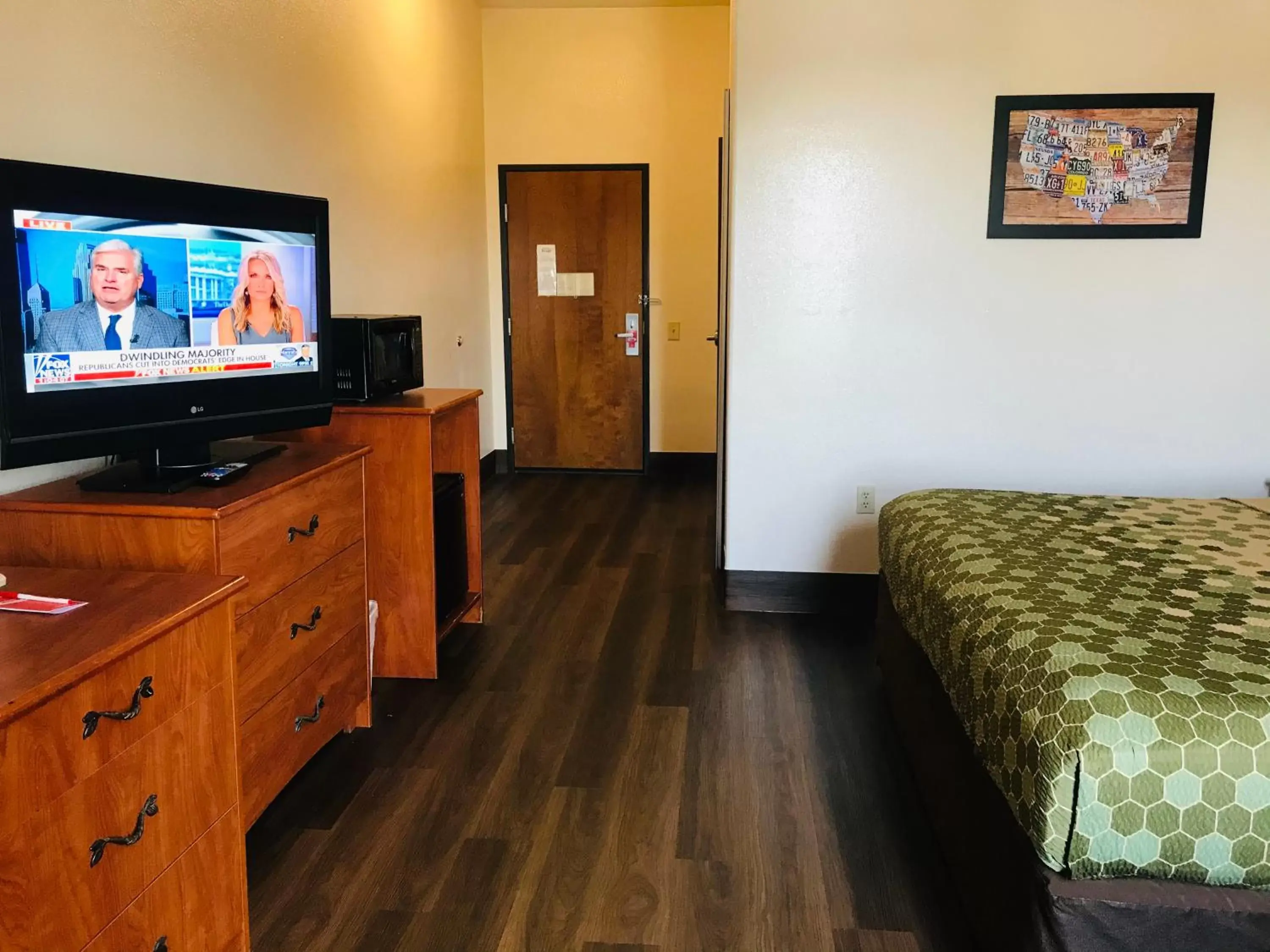 Bedroom, TV/Entertainment Center in Econo Lodge Inn & Suites Beaumont