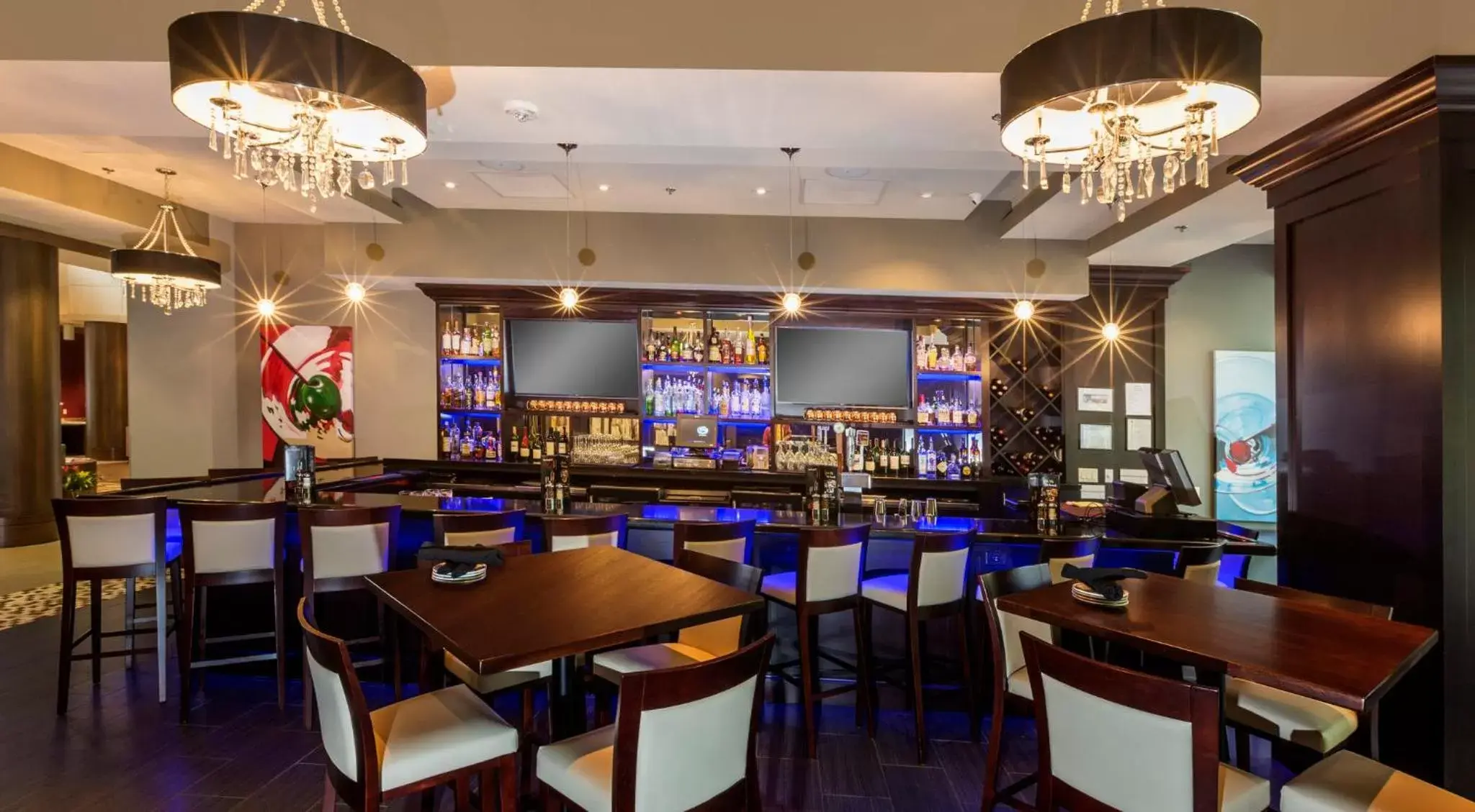Lounge or bar, Restaurant/Places to Eat in Crowne Plaza Shenandoah - The Woodlands