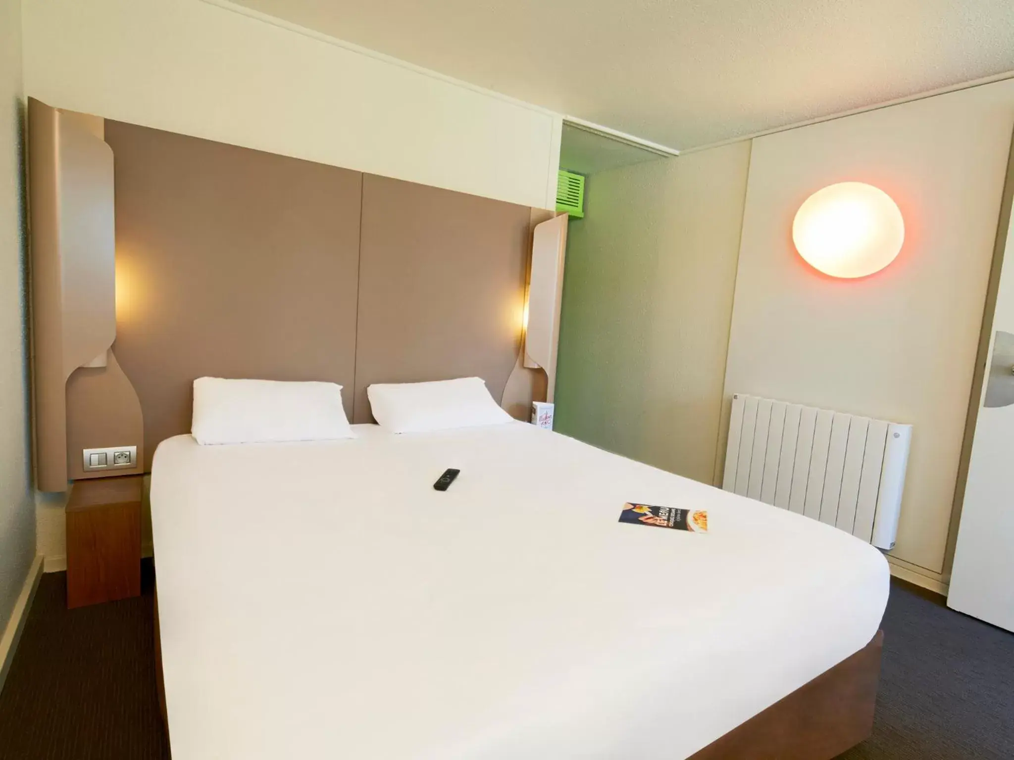 Bedroom in Campanile Dijon Sud - Marsannay