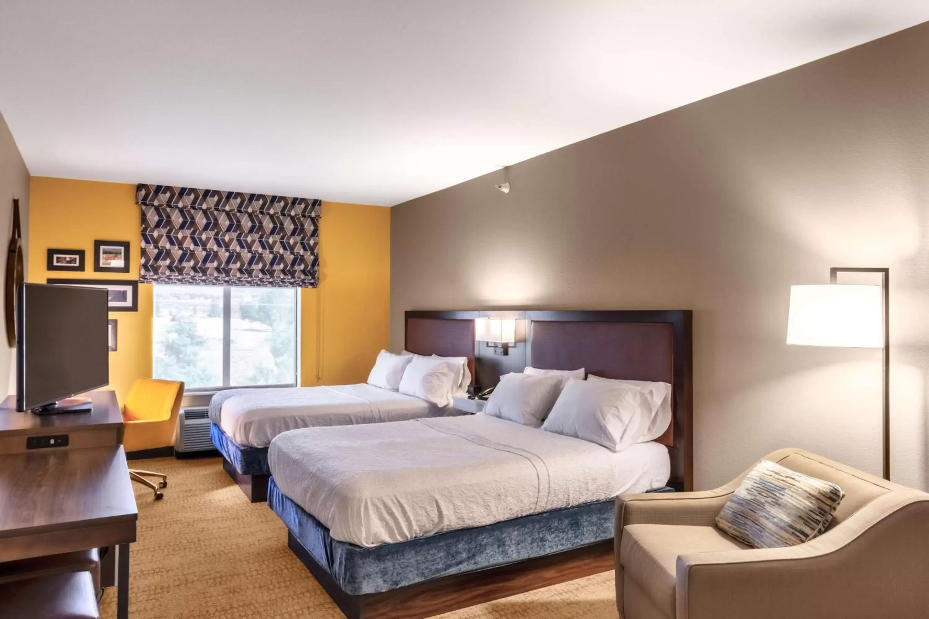 Living room, Bed in Hampton Inn Laramie