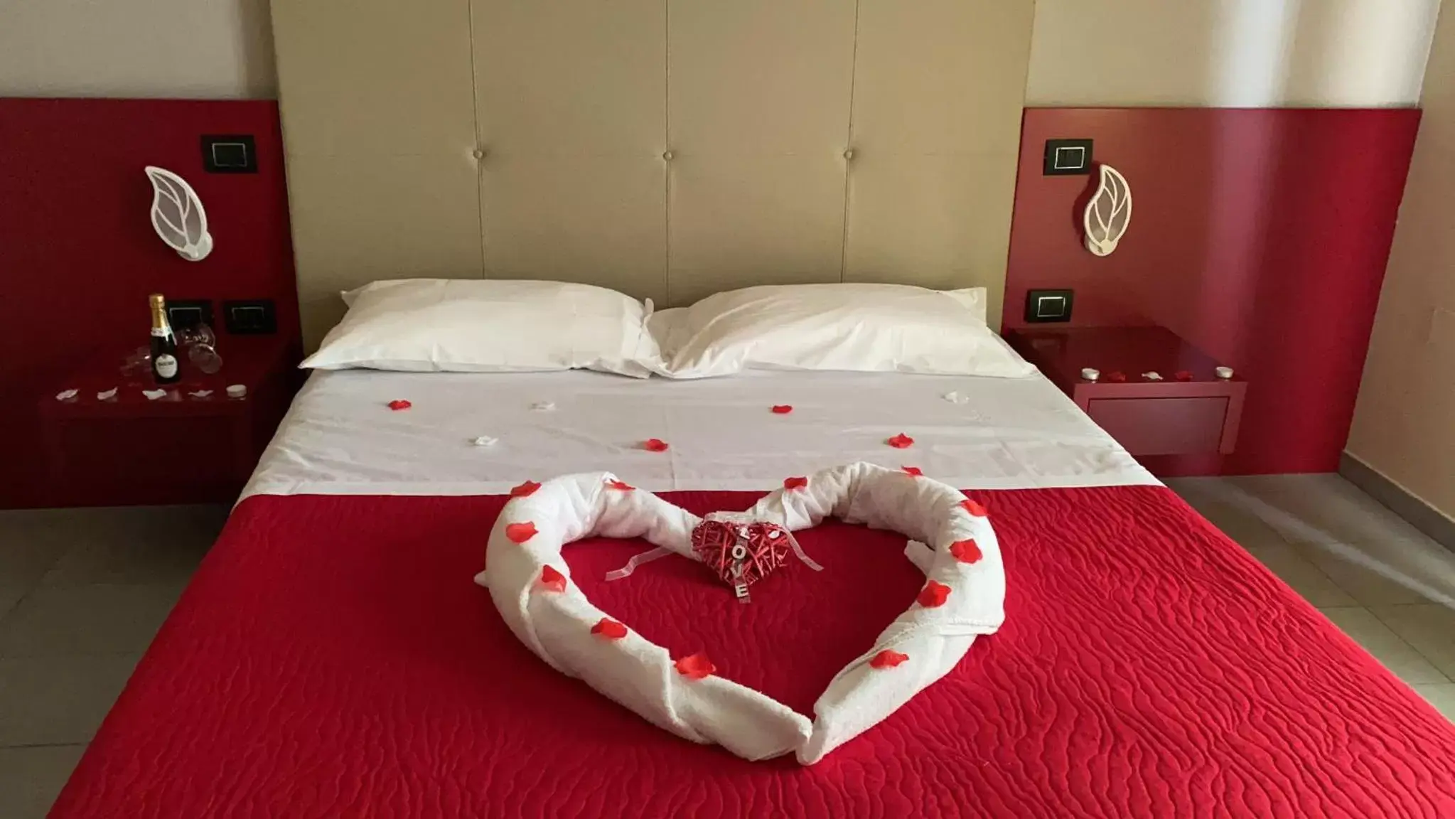 Bedroom, Bed in Victoria Hotel