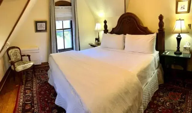 Bed in Cedar Crest Inn
