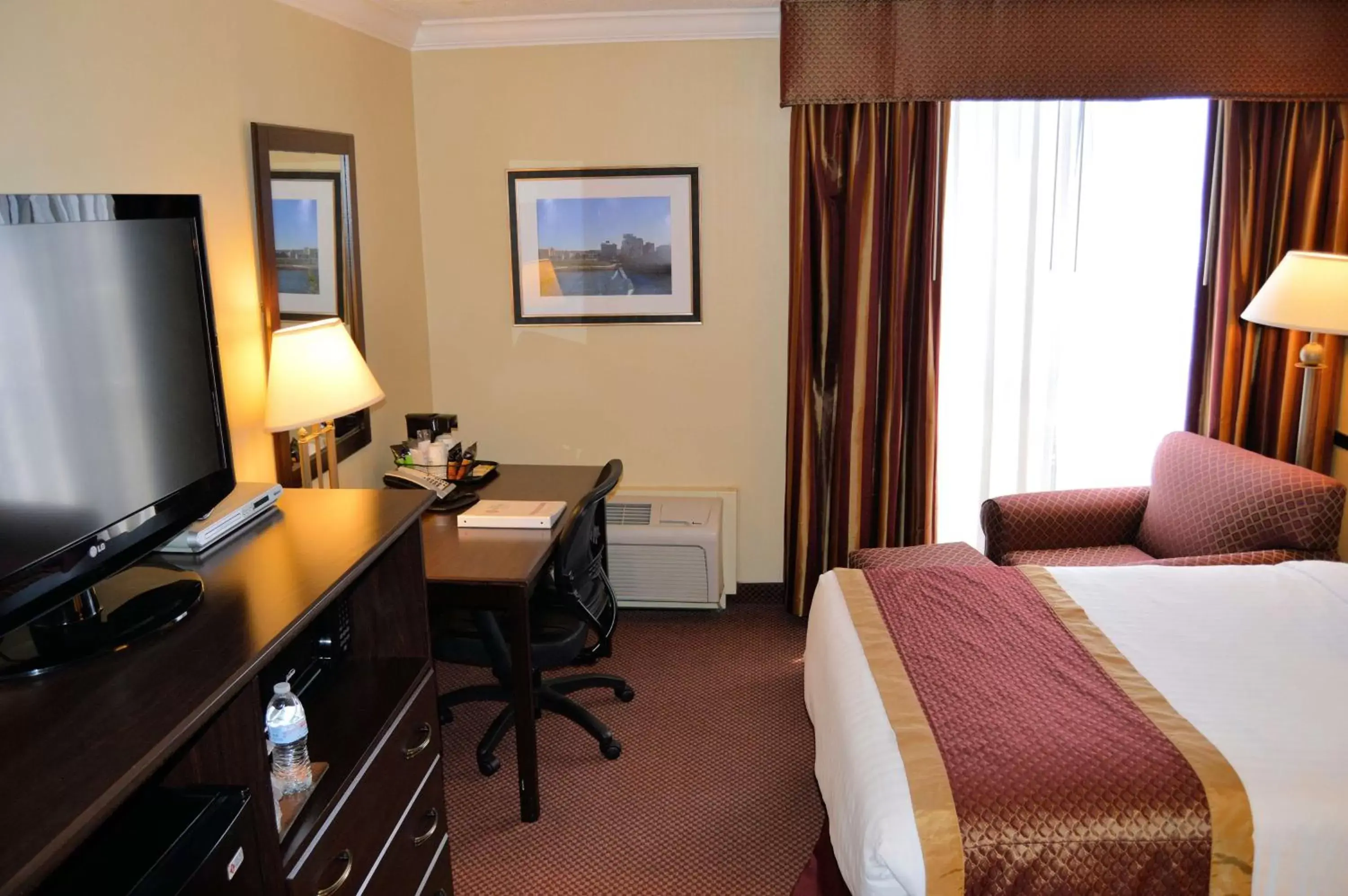 Photo of the whole room, TV/Entertainment Center in Best Western Plus Wilkes Barre Center City