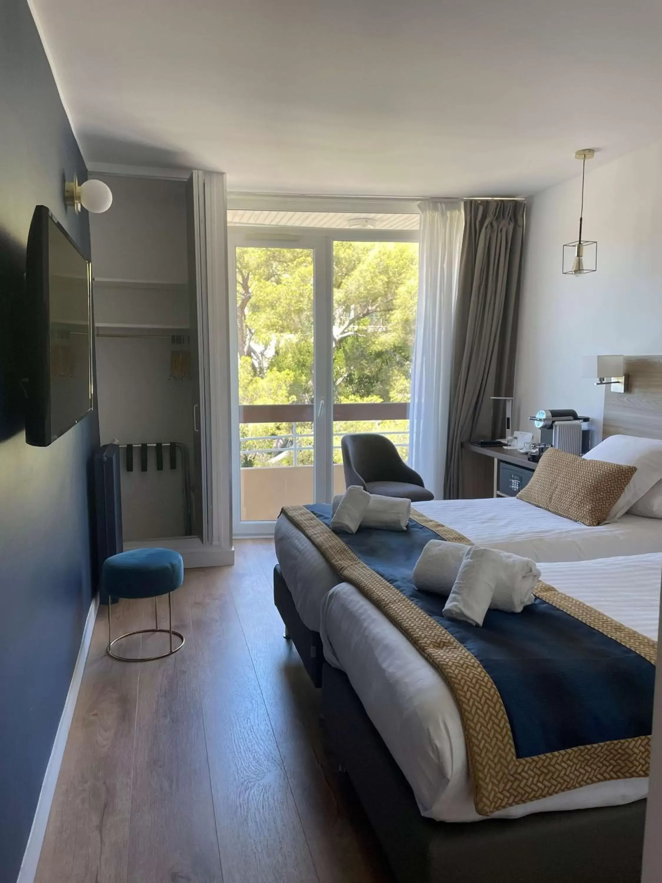 Bedroom, Seating Area in Best Western Plus Hôtel la Rade