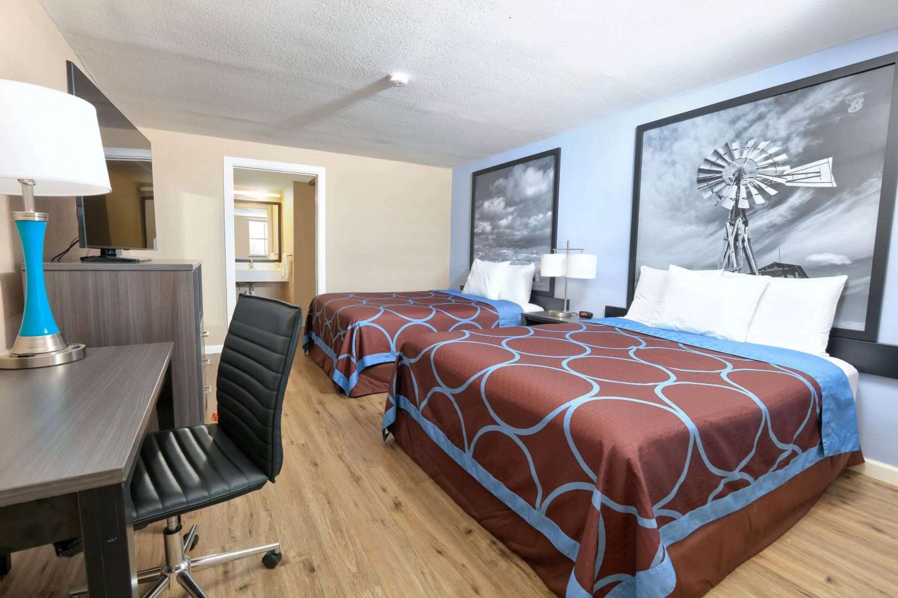 Photo of the whole room, Bed in Super 8 by Wyndham Victoria - South - Hwy 59