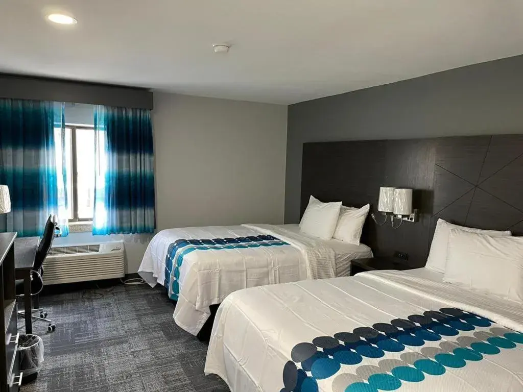 Bedroom, Bed in La Quinta Inn by Wyndham Indianapolis Airport Executive Dr