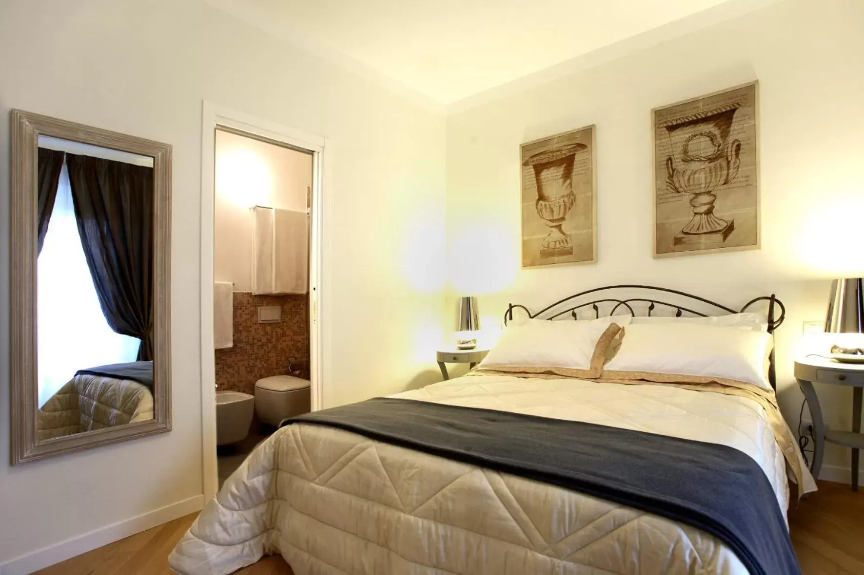 Photo of the whole room, Bed in R&B Santo Stefano