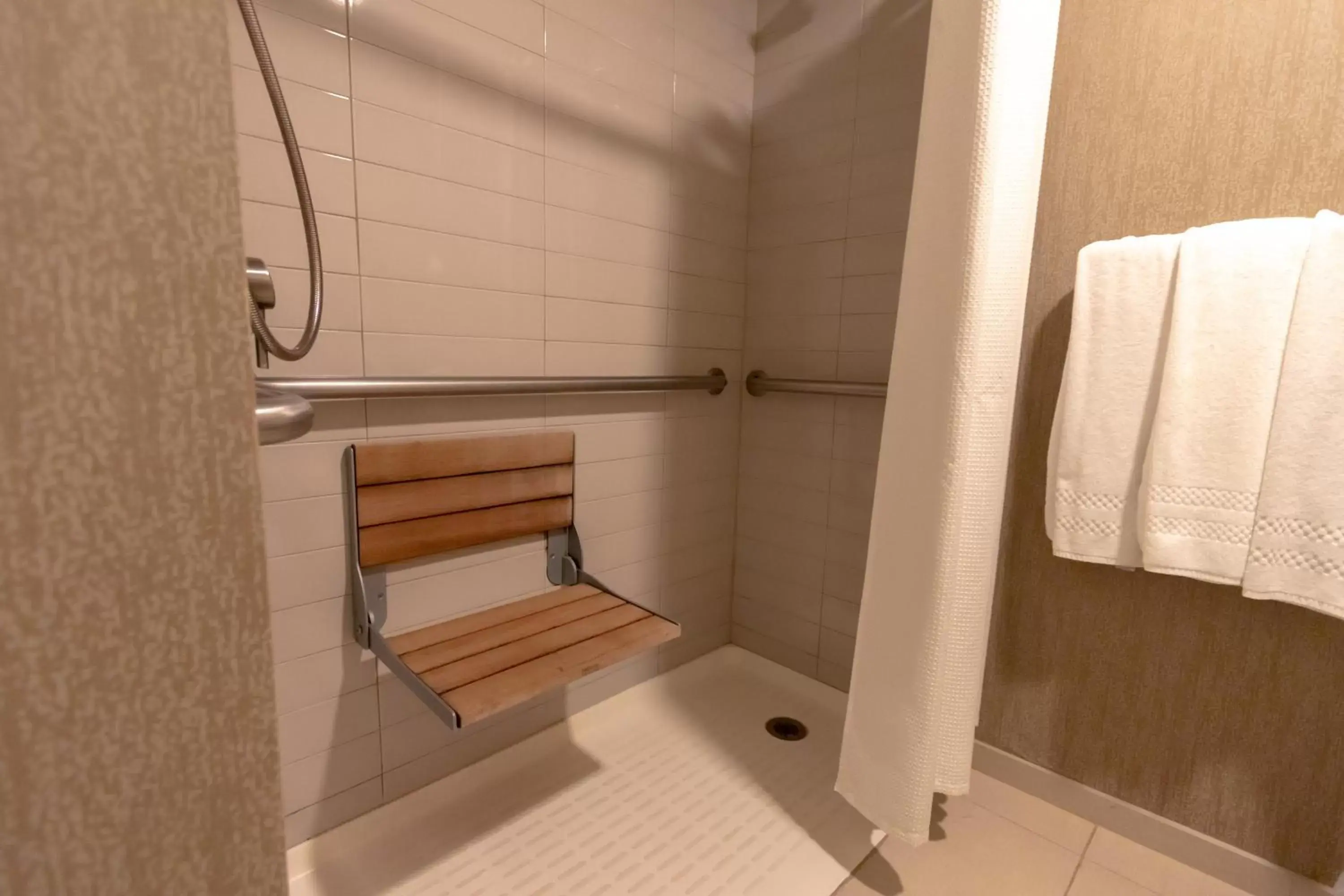 King Room with Roll-In Shower - Disability Access in Claridge House