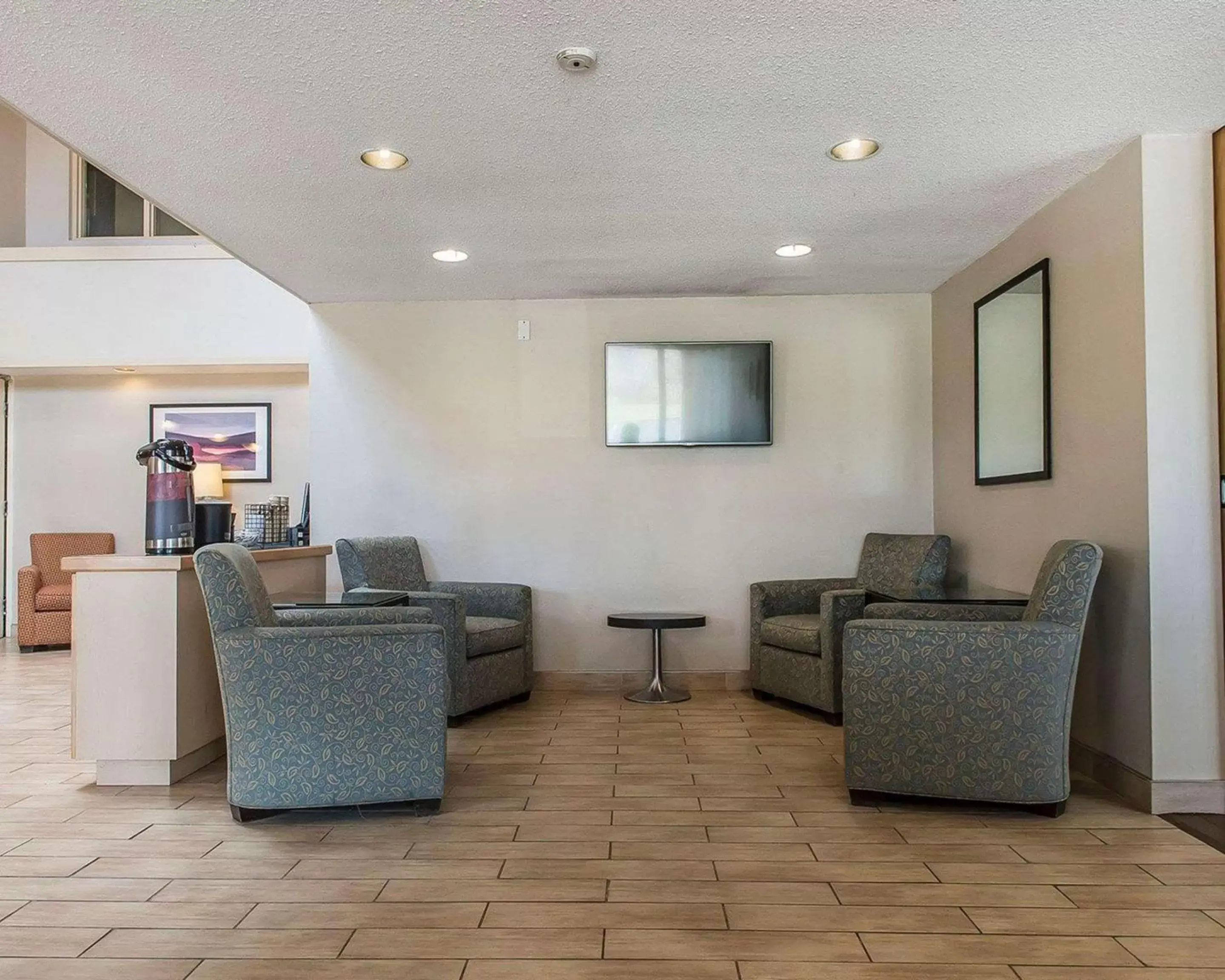 Lobby or reception, Seating Area in Comfort Inn Kingston Highway 401