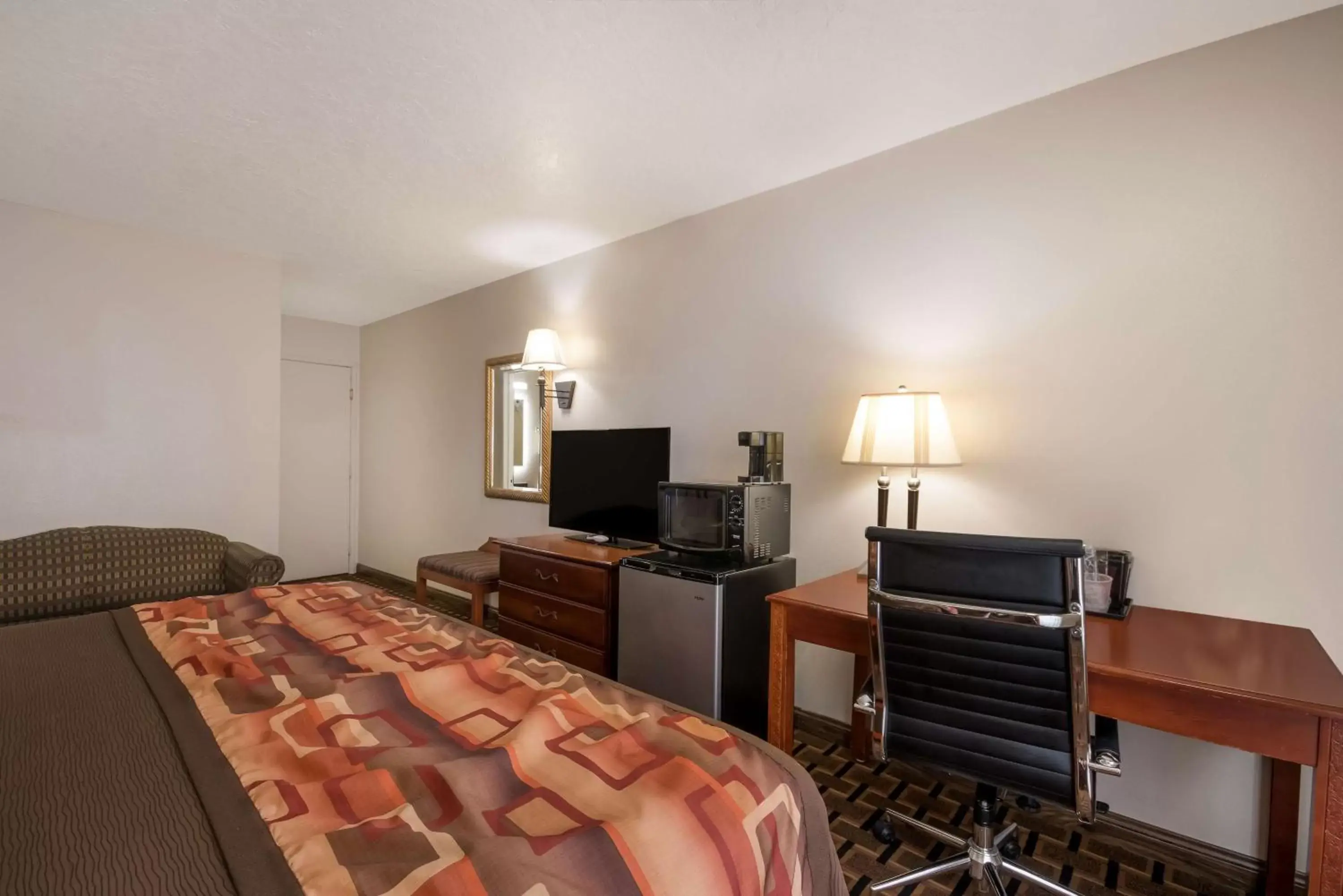 Bedroom, TV/Entertainment Center in SureStay Hotel by Best Western Duncan
