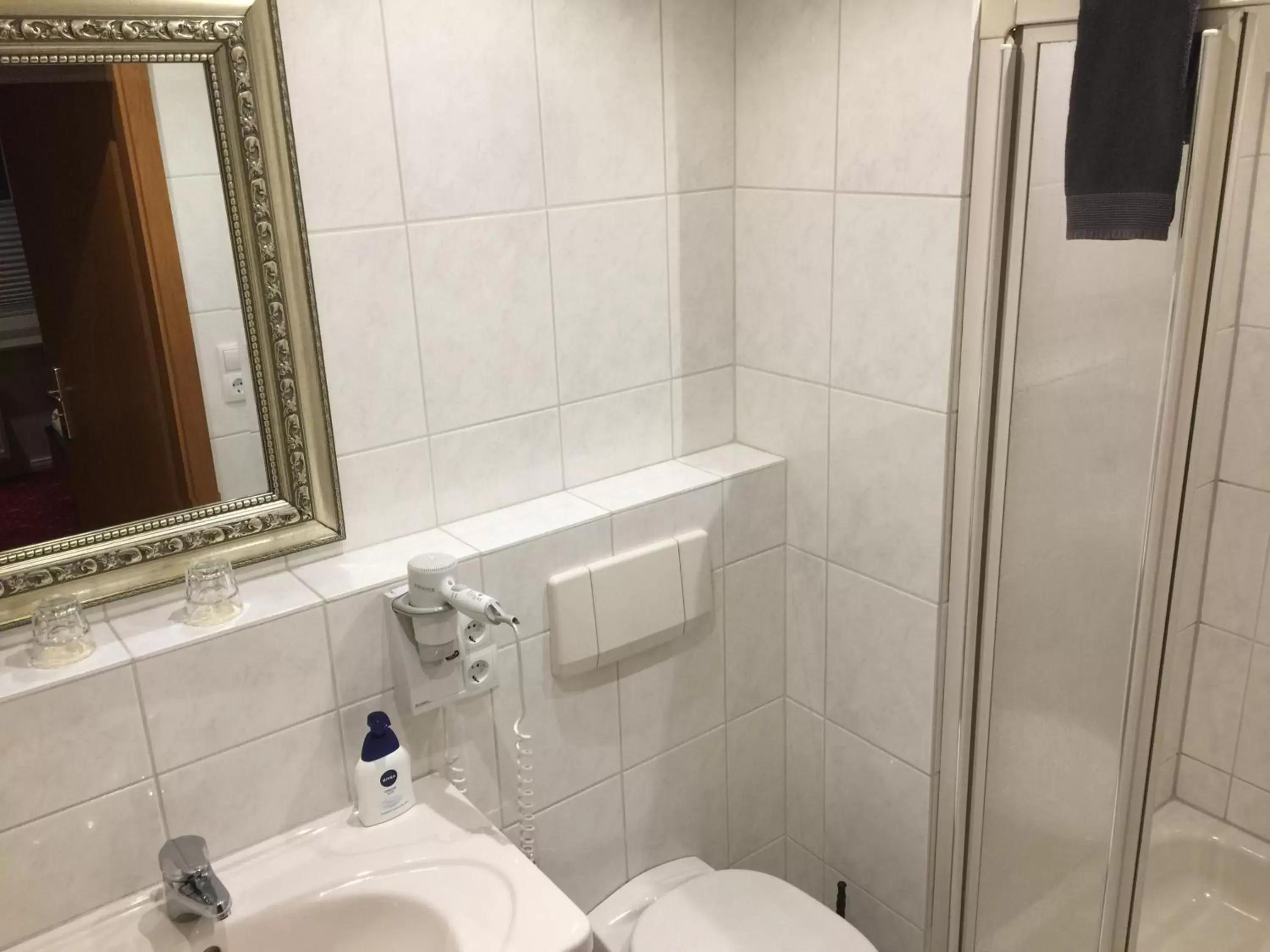 Shower, Bathroom in Landhotel Witte-König