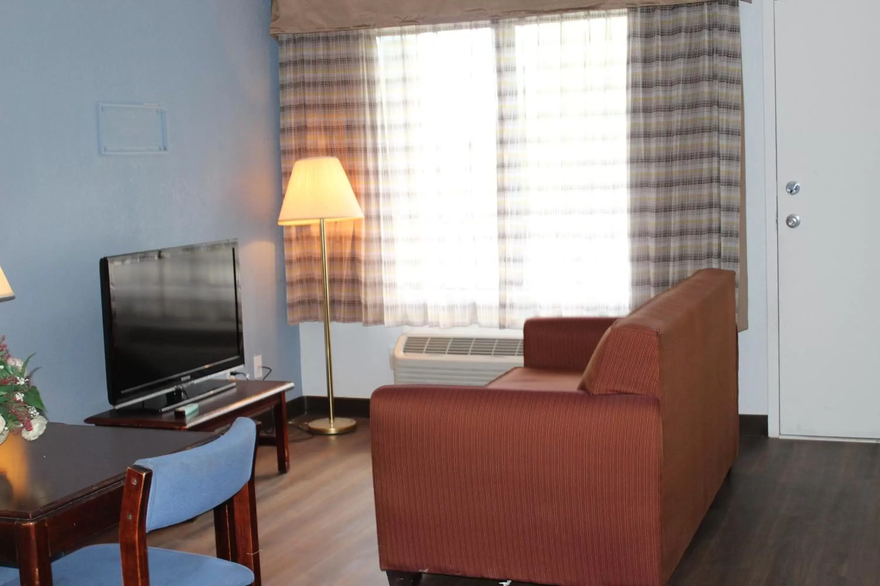 Living room, TV/Entertainment Center in Quality Inn - On The Lake Clarksville-Boydton