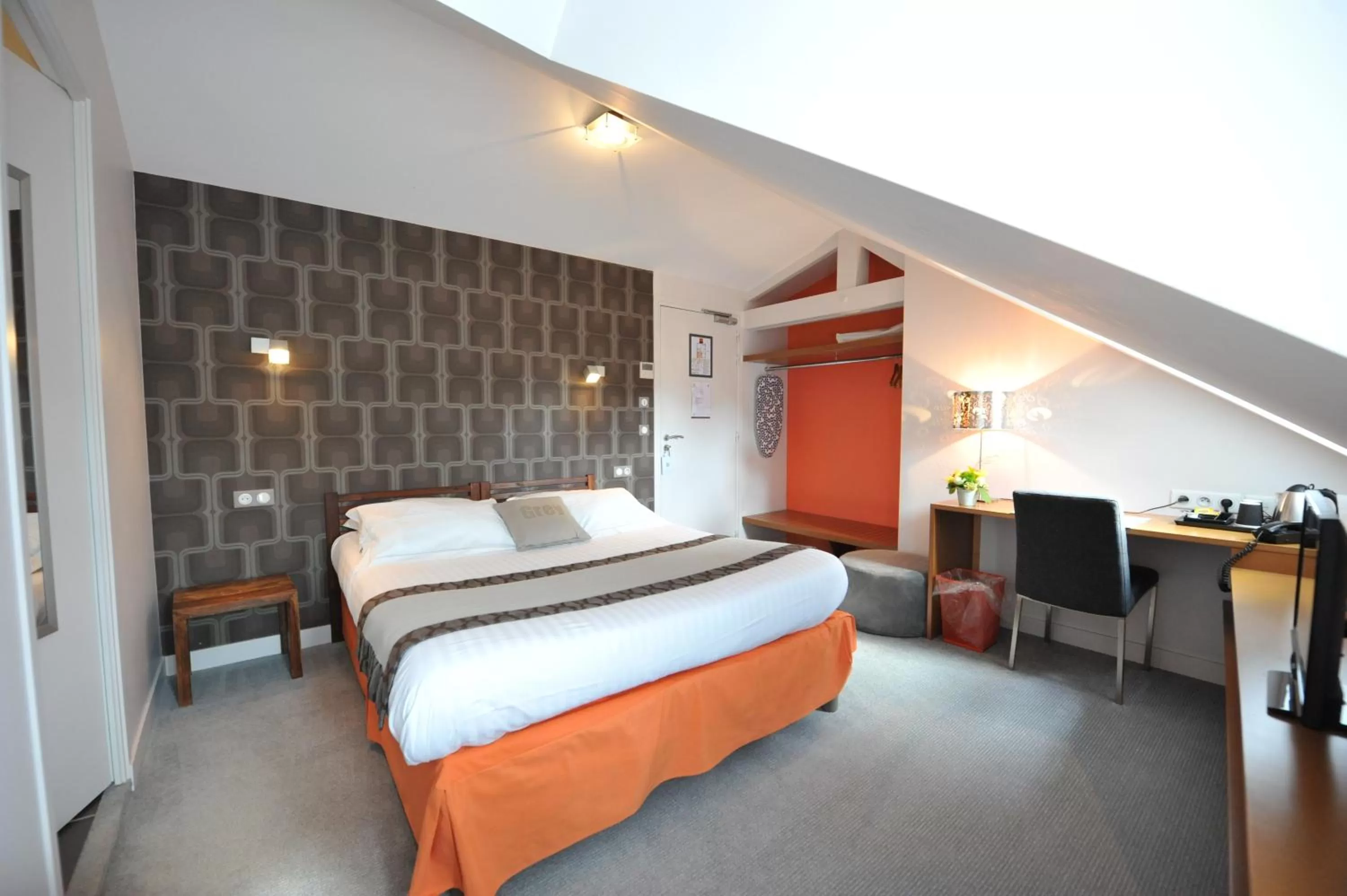 Bed in The Originals Boutique, Hôtel Victoria, Fontainebleau