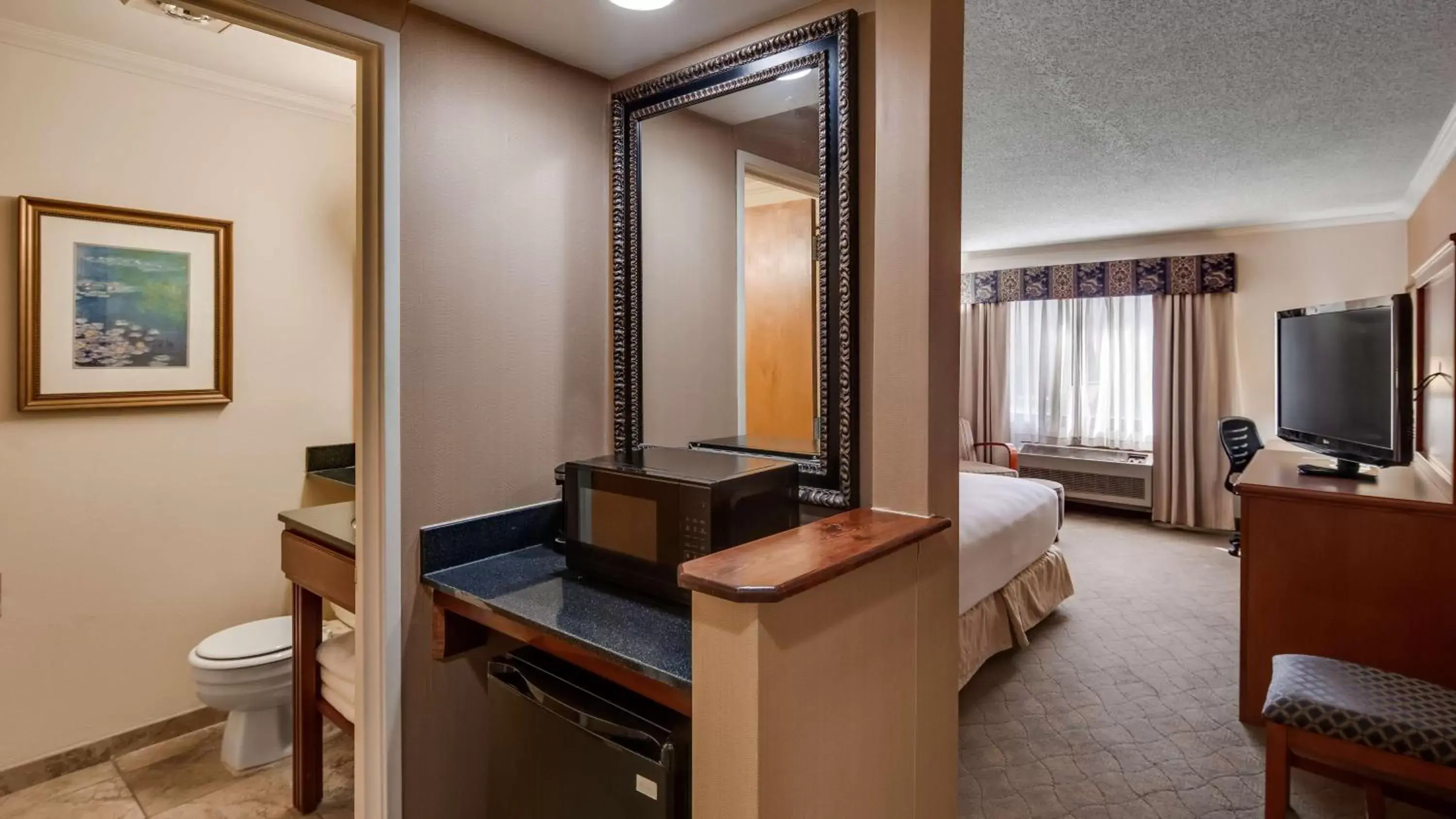 Photo of the whole room, TV/Entertainment Center in Best Western Lapeer Inn