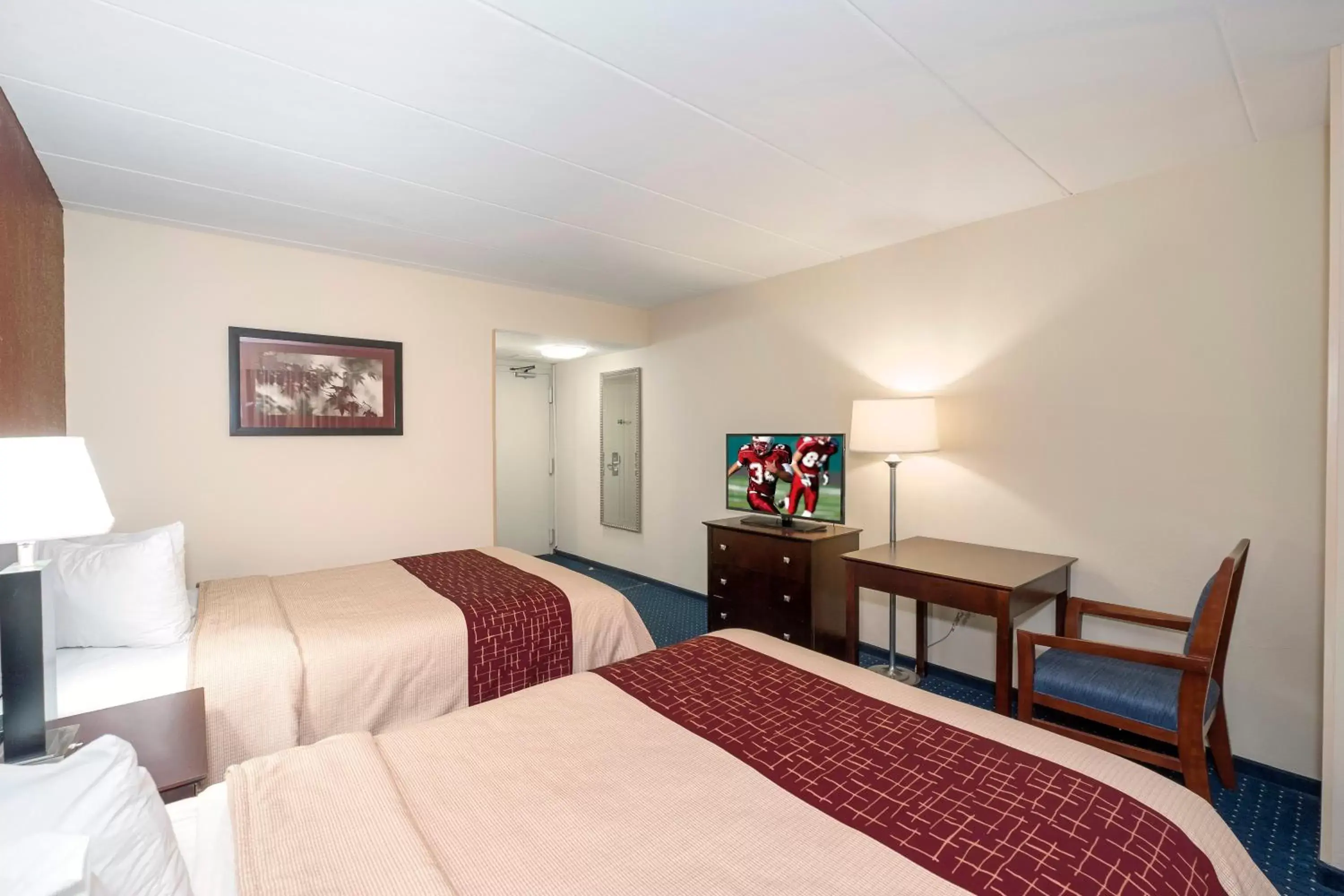 Photo of the whole room, Bed in Red Roof Inn Annapolis