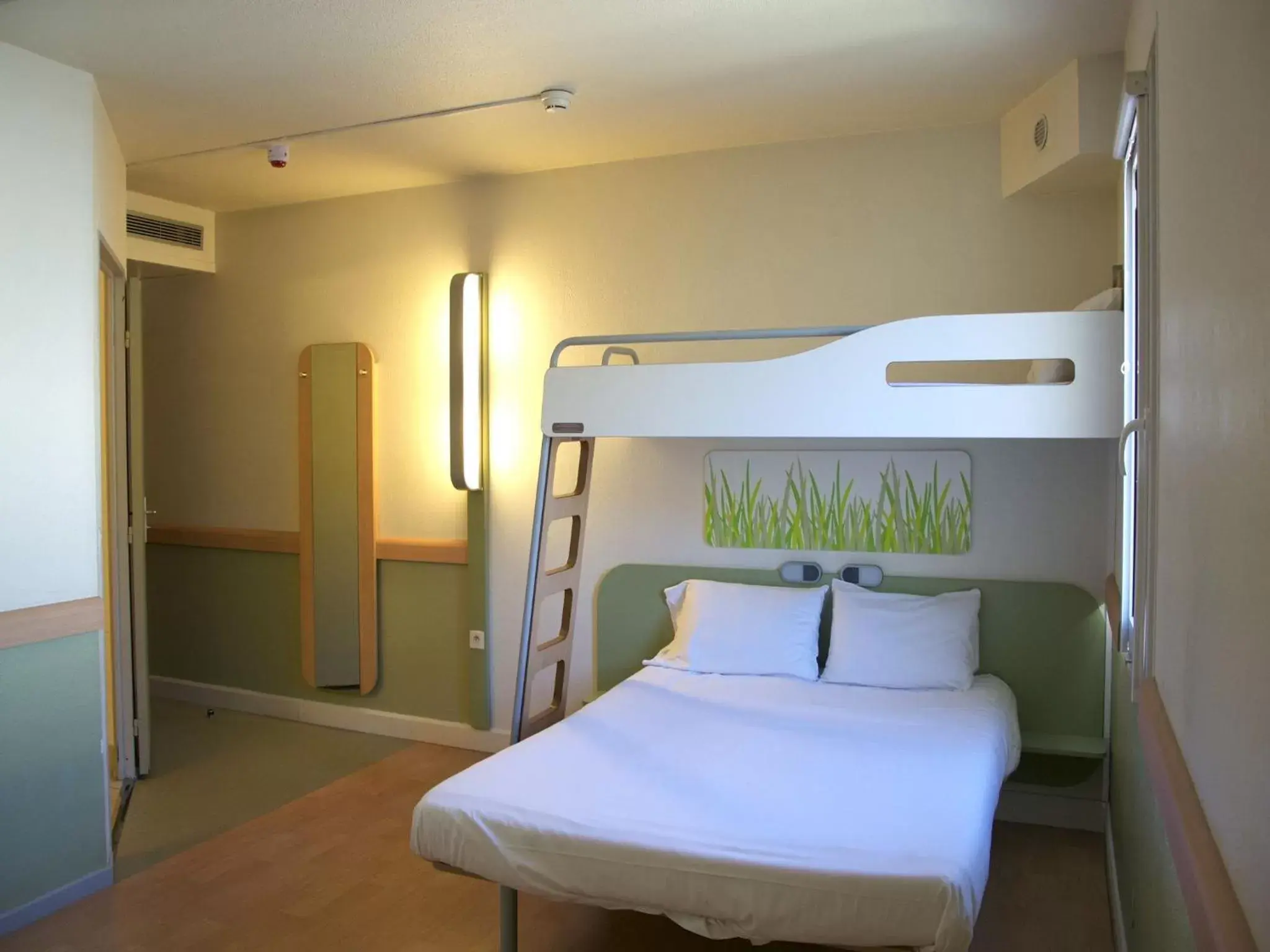 Photo of the whole room, Bunk Bed in Ibis Budget Toulon Centre