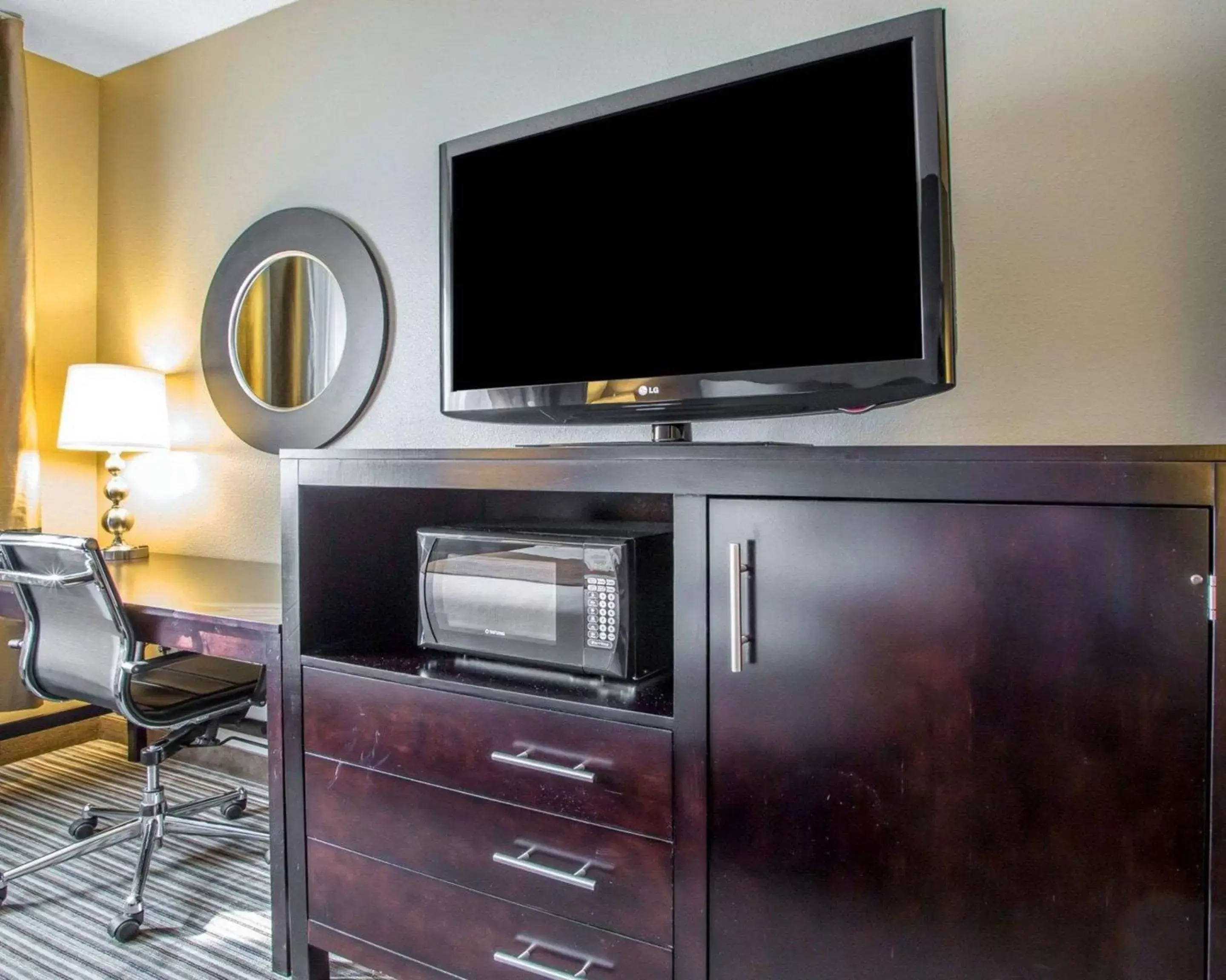 Photo of the whole room, TV/Entertainment Center in Holiday Inn Express & Suites Hayward, an IHG Hotel