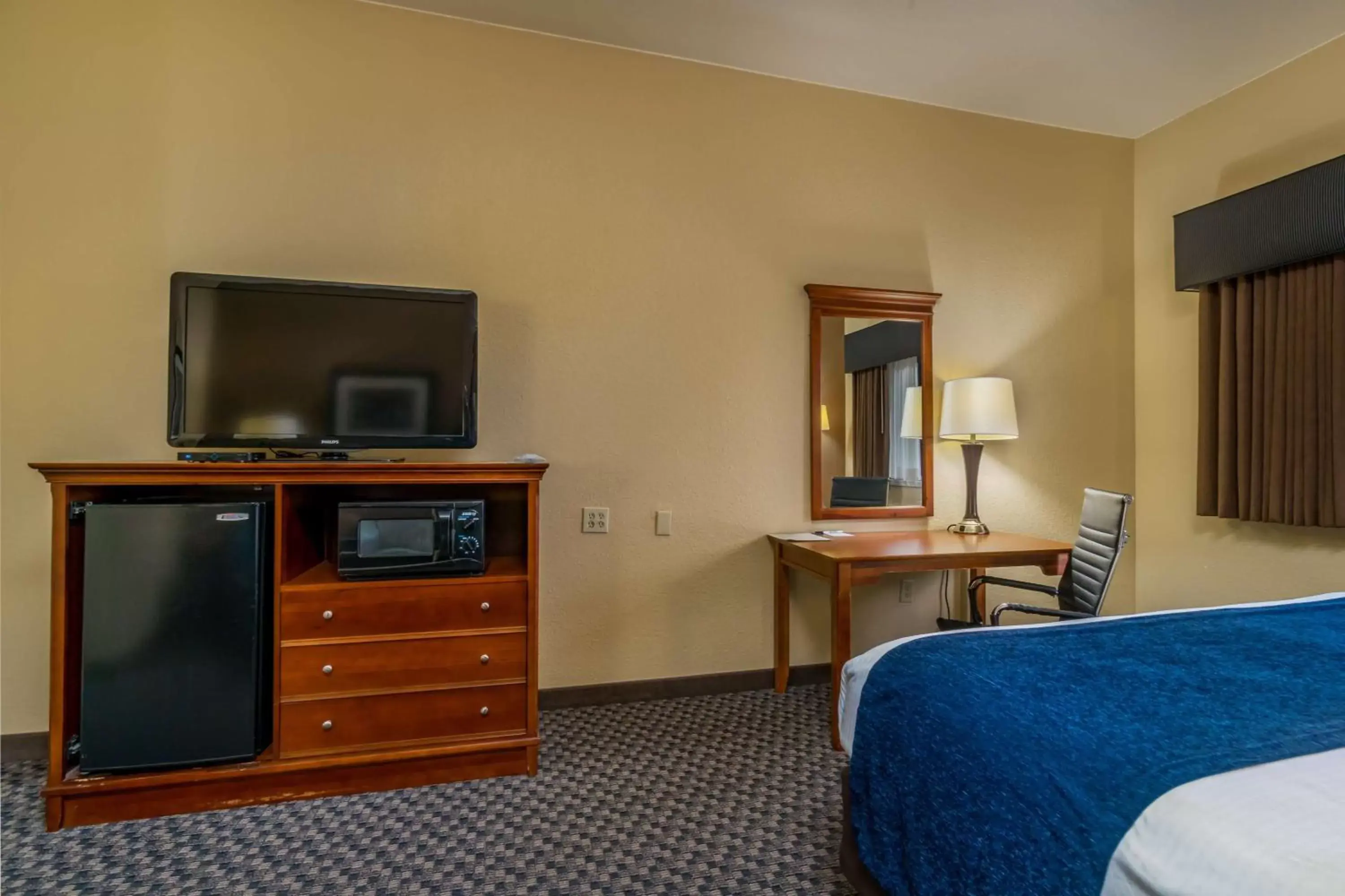 Photo of the whole room, TV/Entertainment Center in Best Western Plus Shamrock Inn & Suites