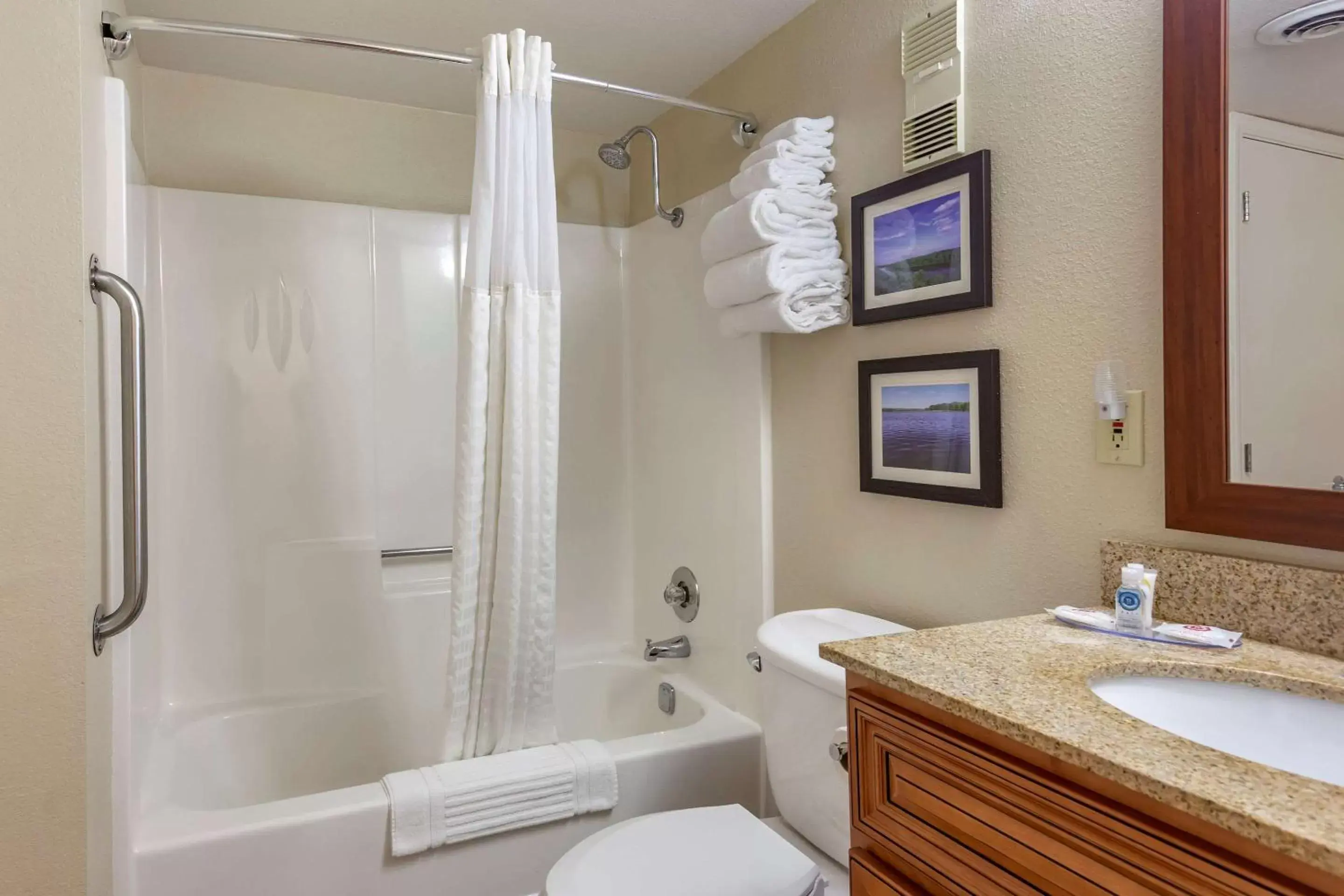 Bedroom, Bathroom in Comfort Inn & Suites Rochelle