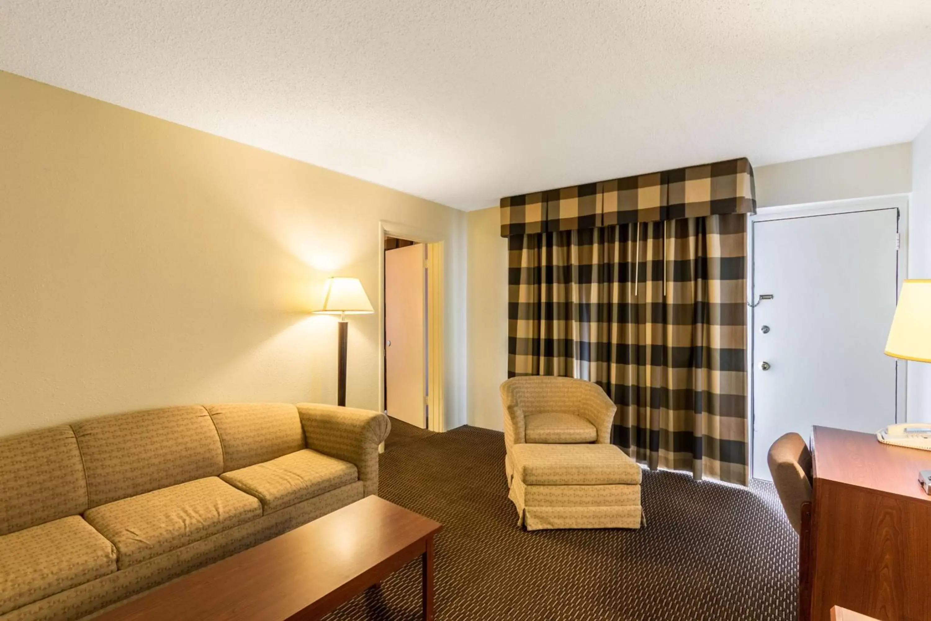 Photo of the whole room, Seating Area in Motel 6-Butte, MT - Historic City Center