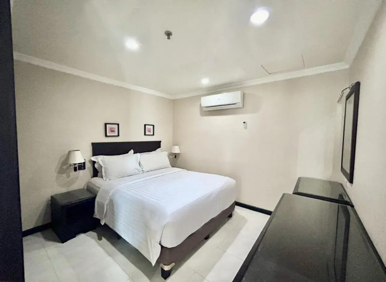 Bedroom, Bed in Kristal Hotel Jakarta