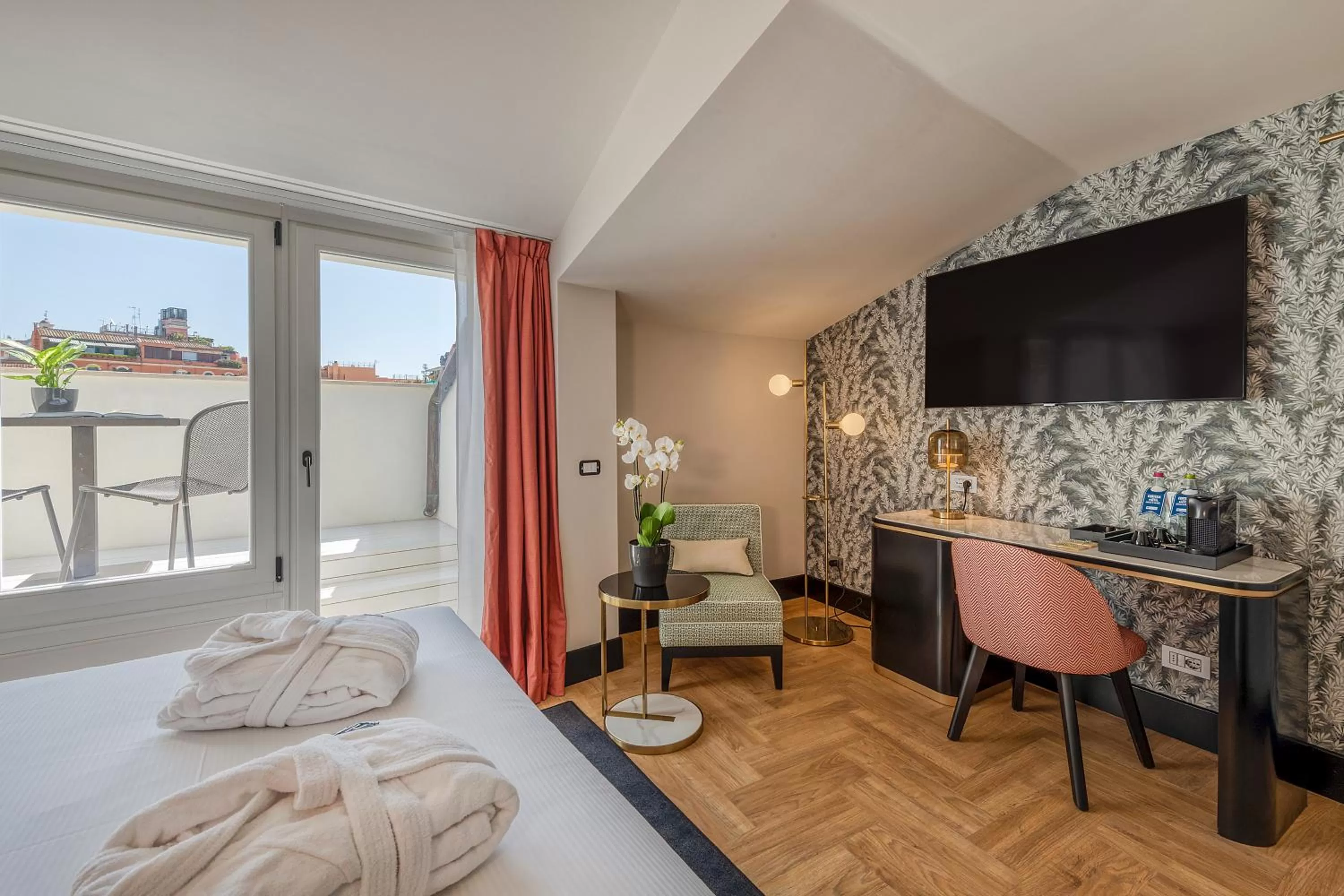 Photo of the whole room, Bed in H10 Palazzo Galla