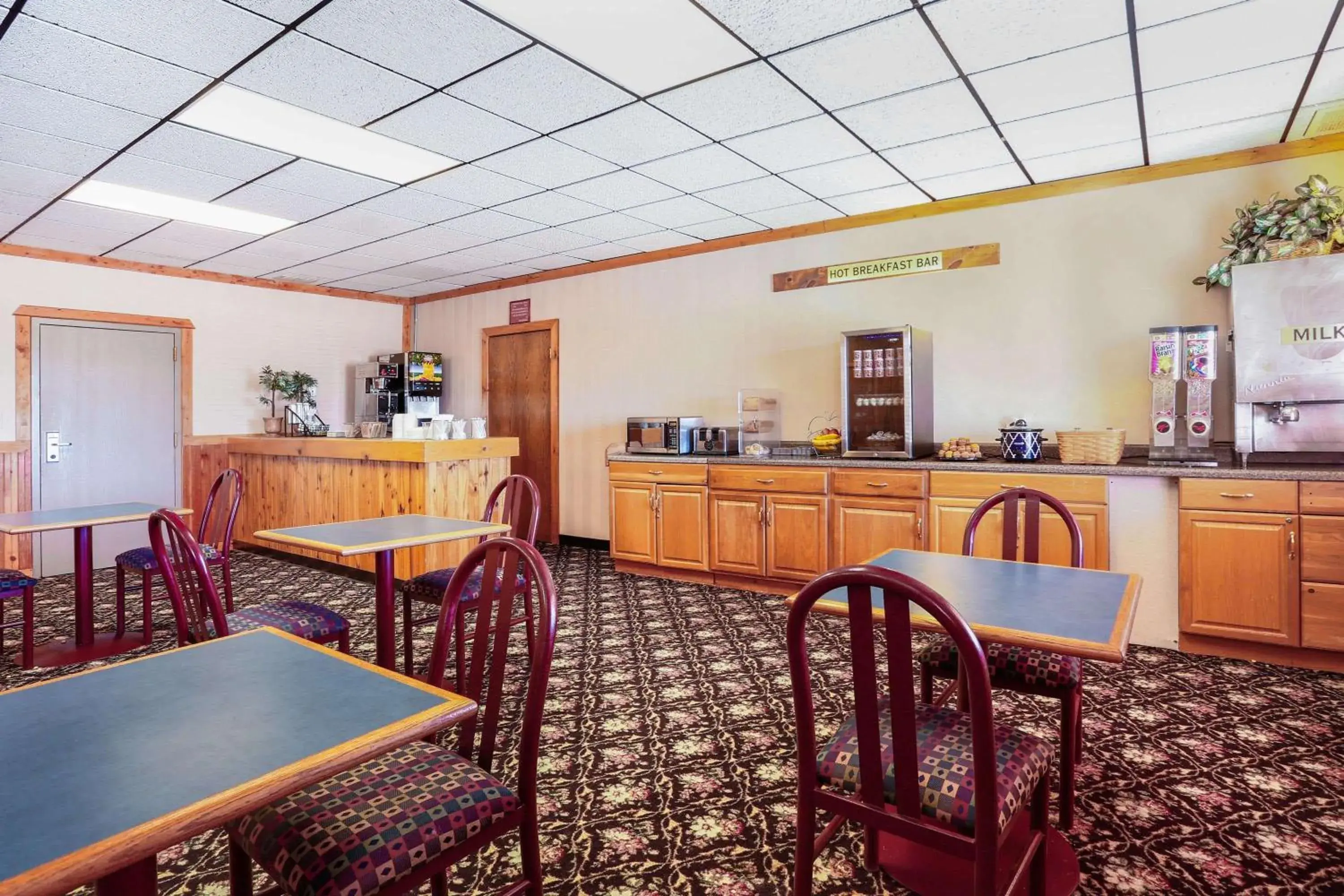 Breakfast, Restaurant/Places to Eat in Howard Johnson by Wyndham Helena