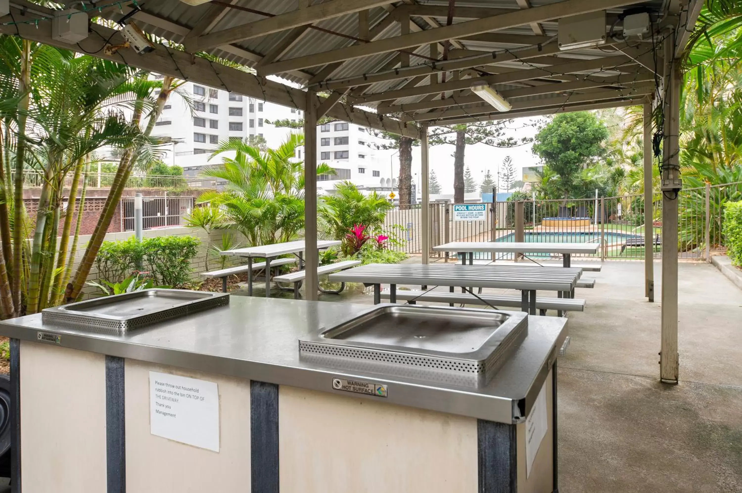 BBQ facilities in Trickett Gardens Holiday Inn