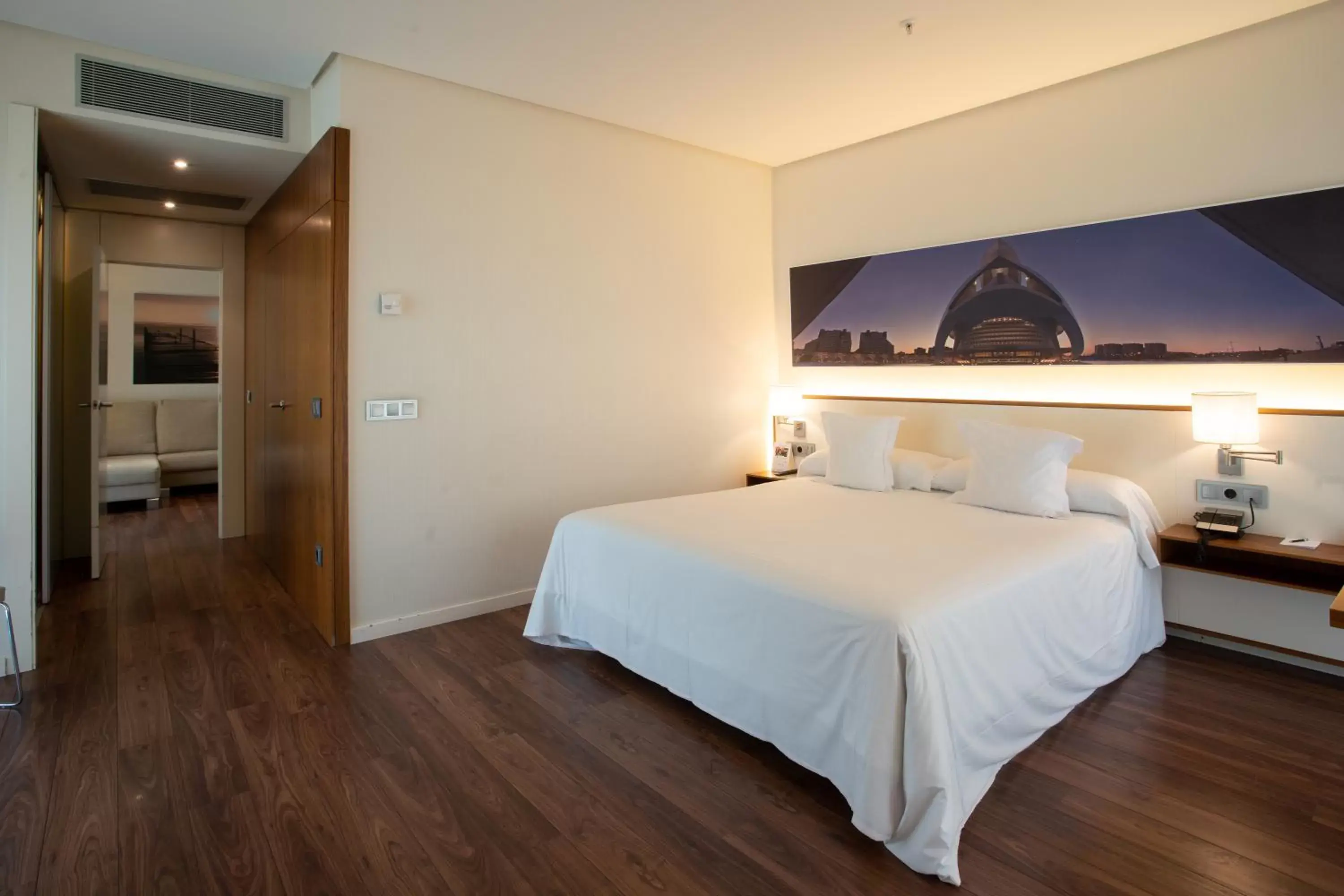 Photo of the whole room, Bed in Primus Valencia