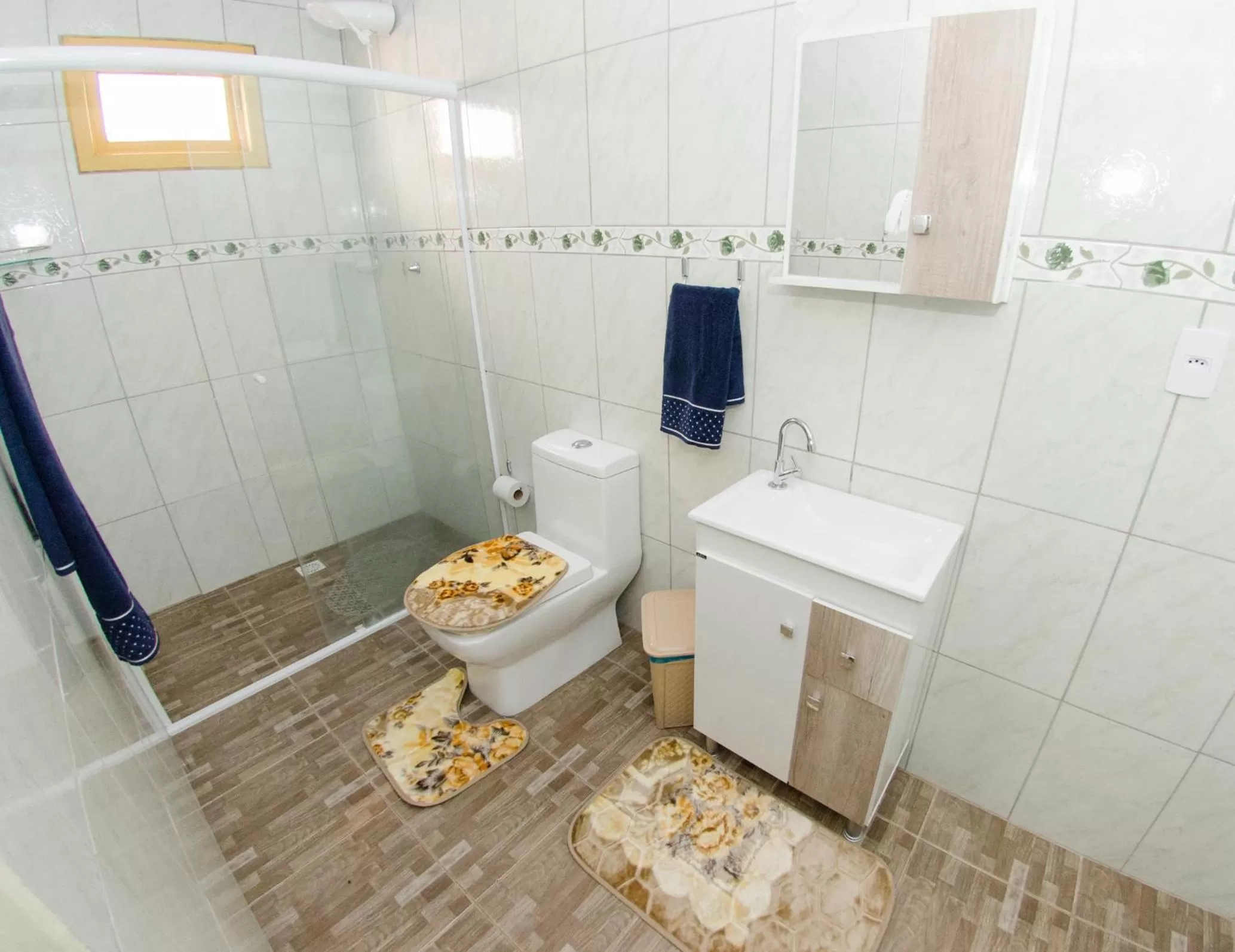 Shower, Bathroom in Pousada Família Cordeiro