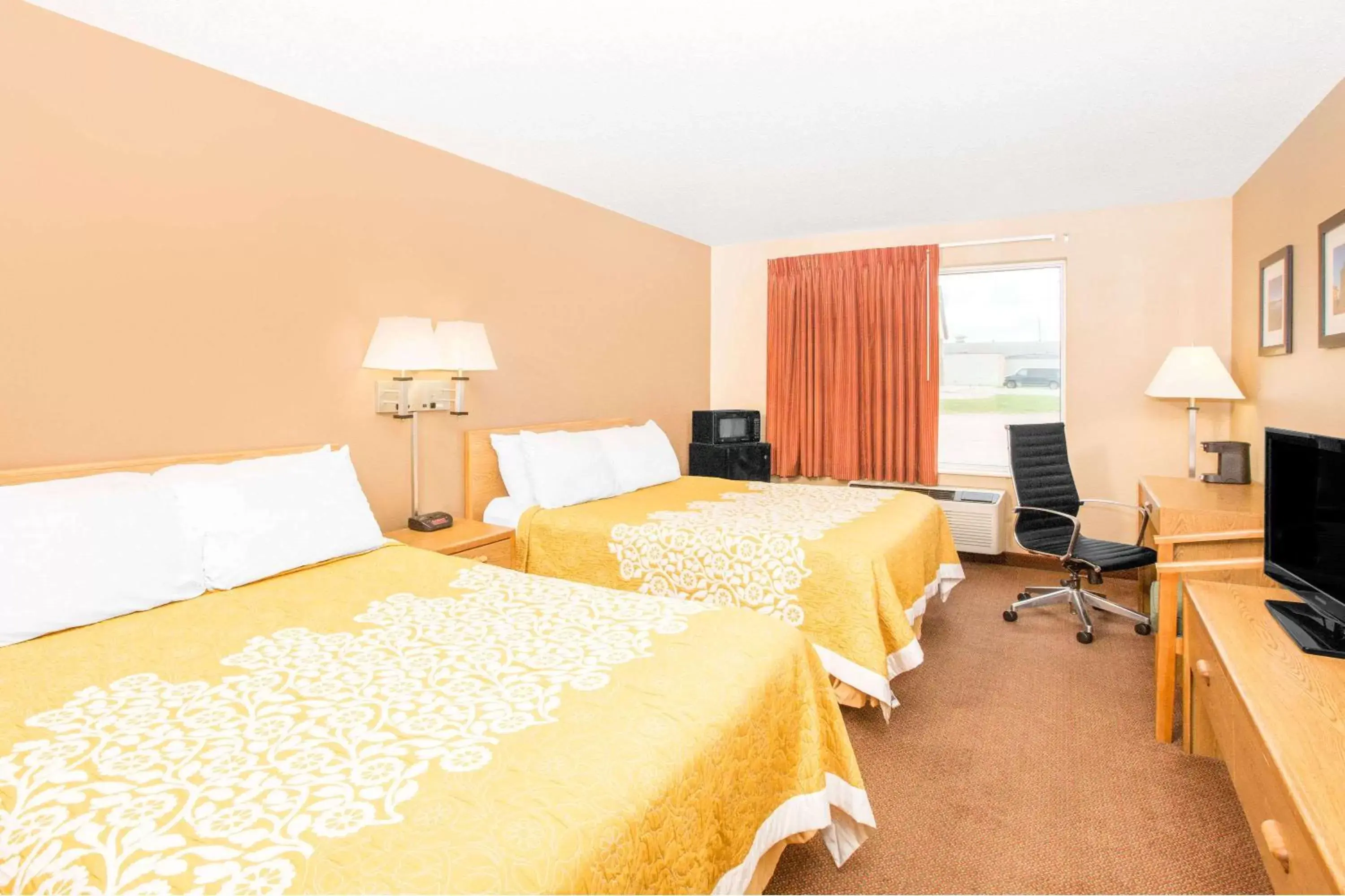 Photo of the whole room, Bed in Days Inn by Wyndham Worthington