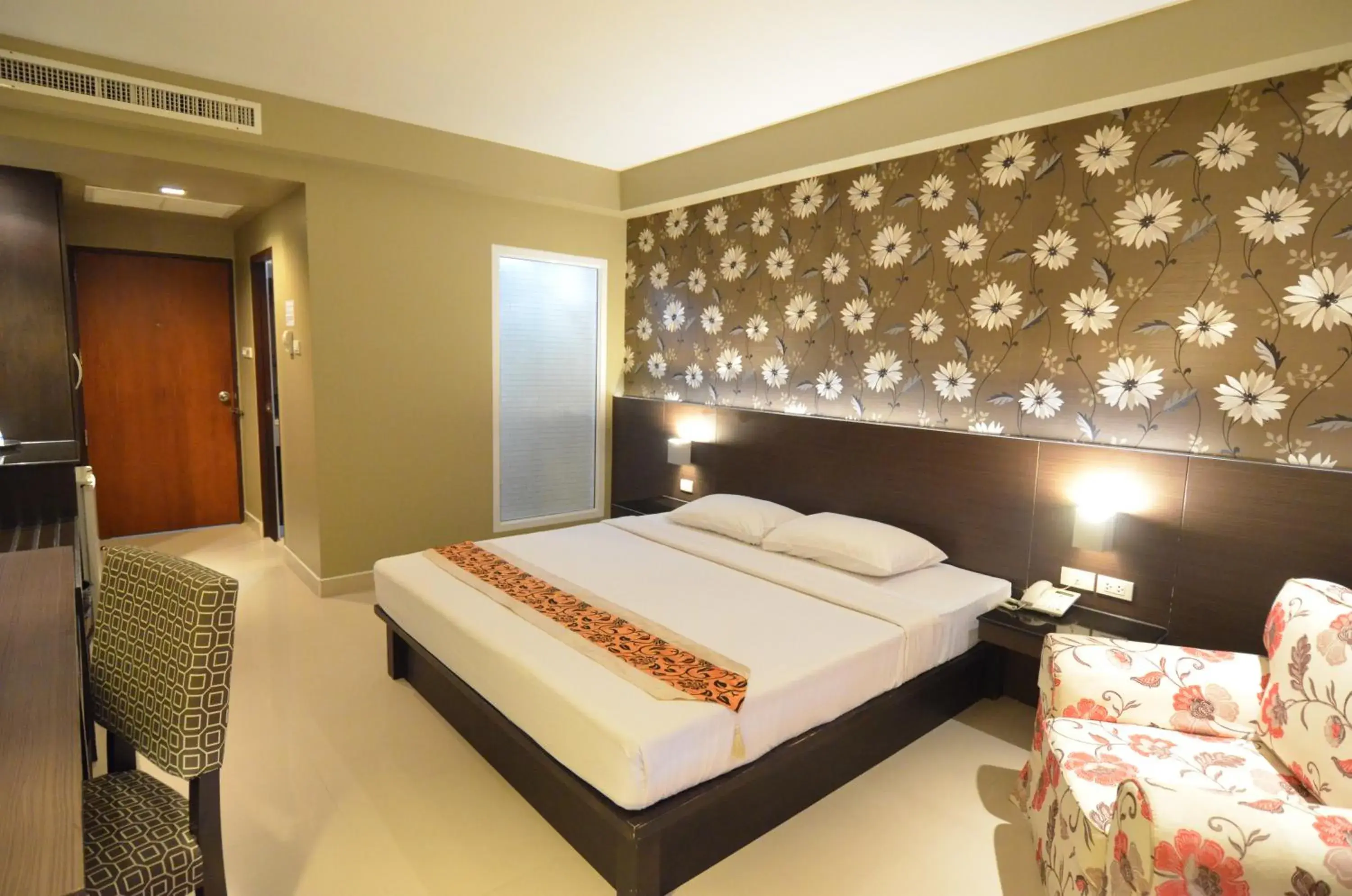 Bedroom, Bed in Welcome Plaza Hotel Pattaya