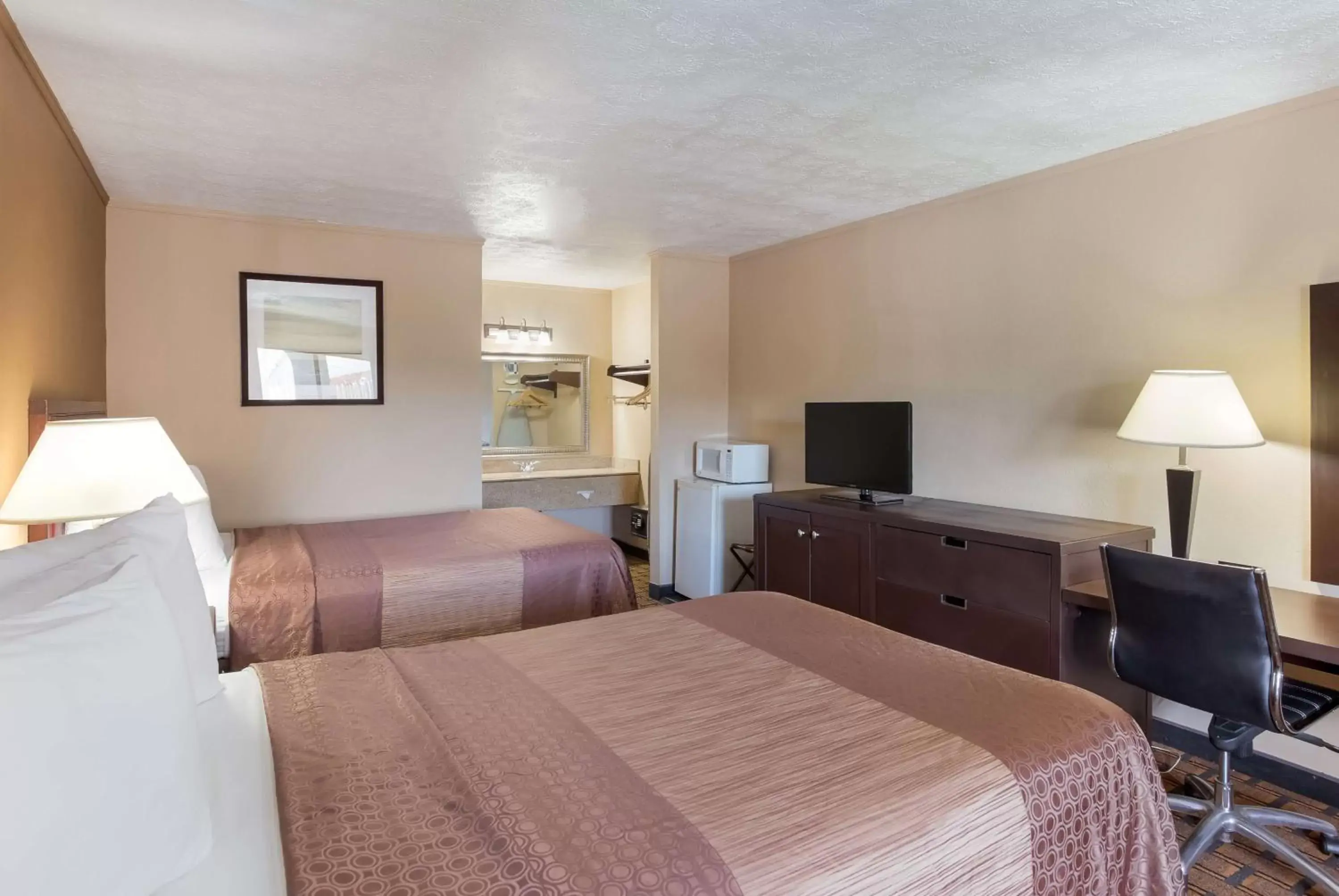 Bedroom, Bed in SureStay Hotel by Best Western Summersville