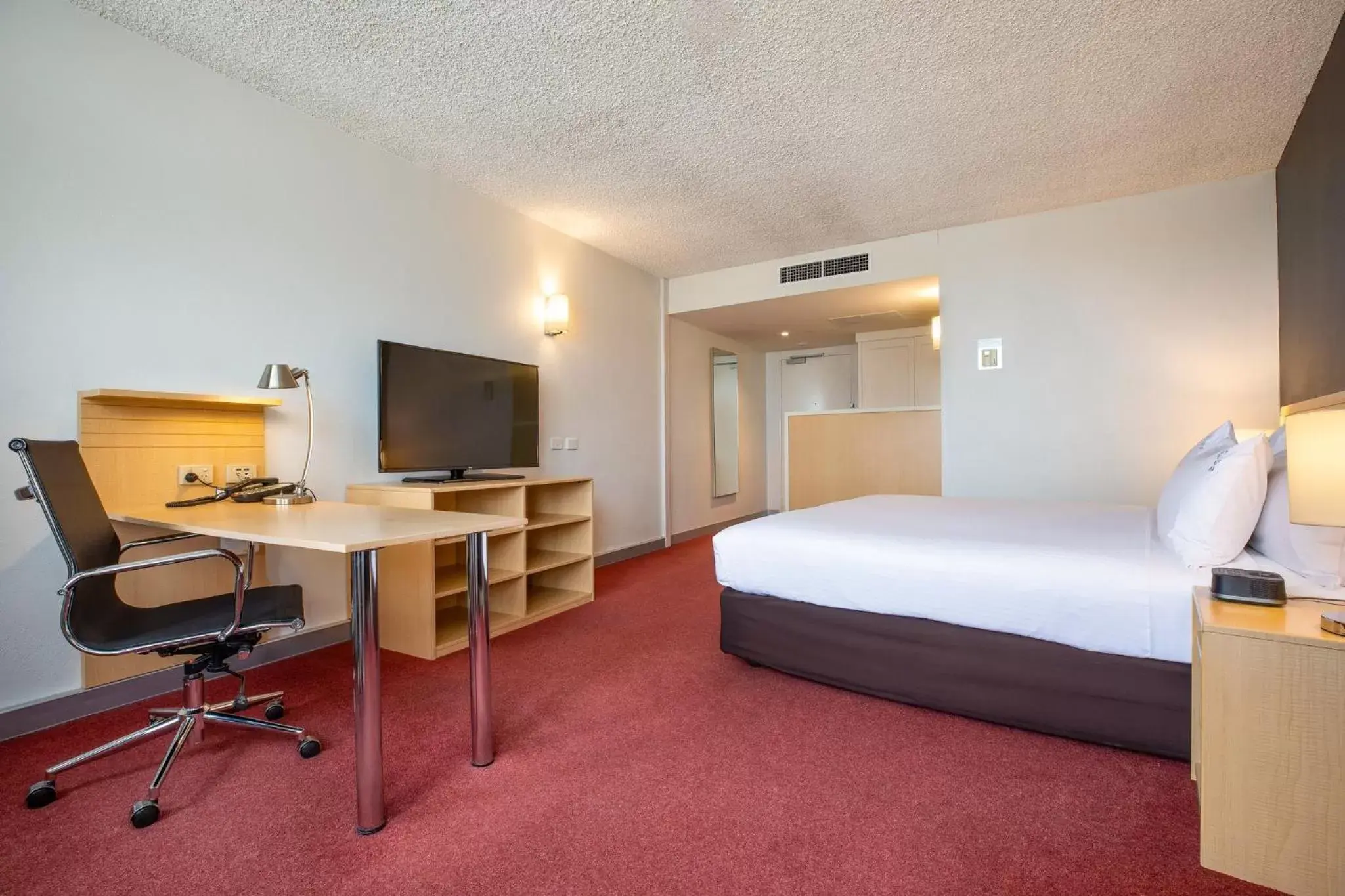 Photo of the whole room in Holiday Inn Melbourne Airport, an IHG Hotel