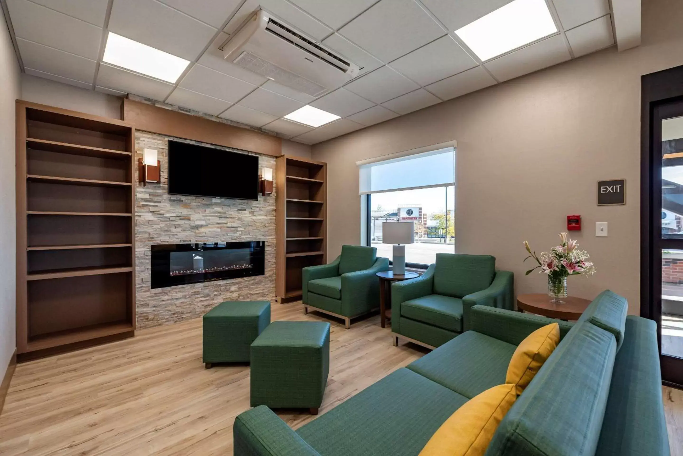 Communal lounge/ TV room, Seating Area in MainStay Suites Colorado Springs East - Medical Center Area