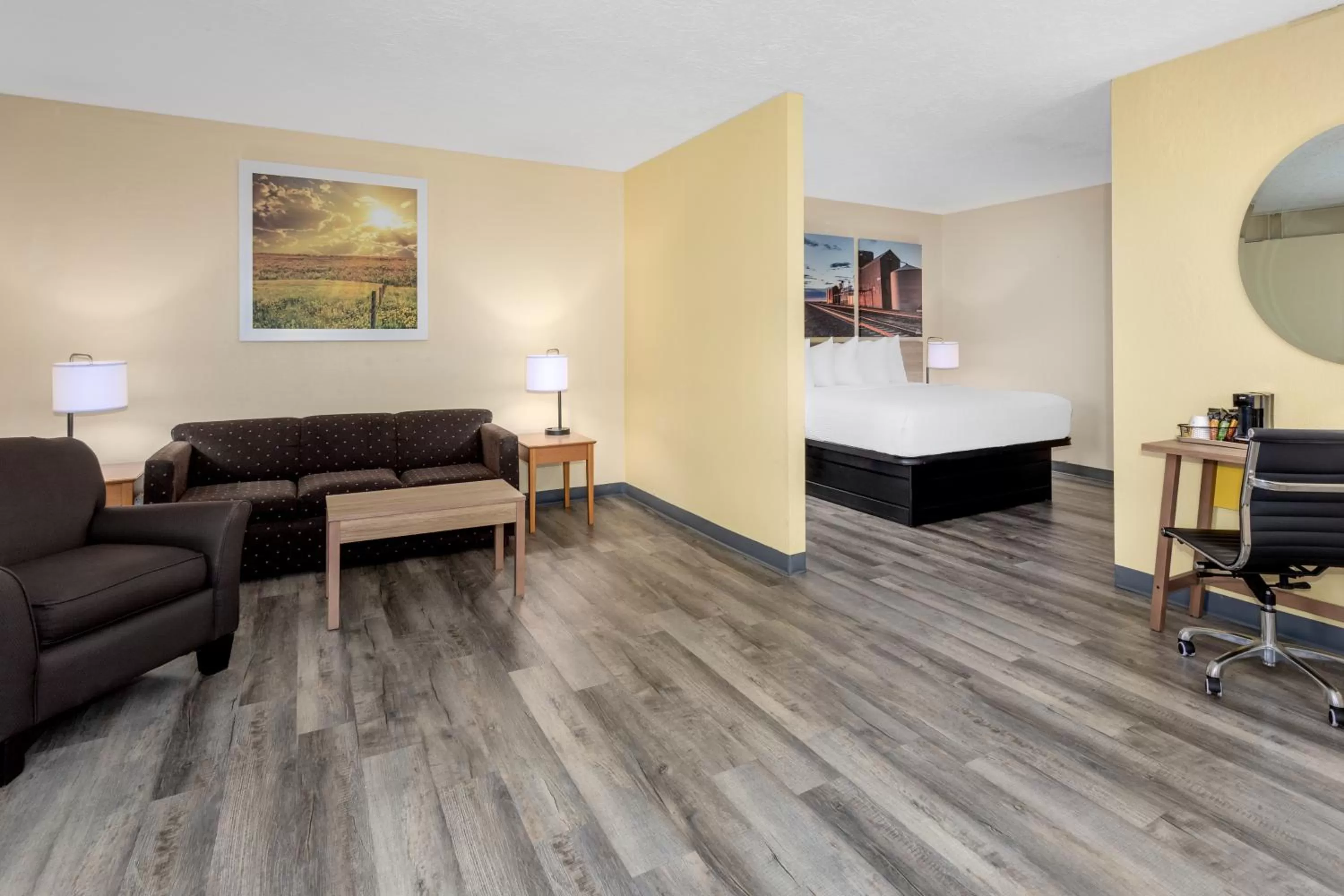 Living room in Days Inn & Suites by Wyndham Clovis