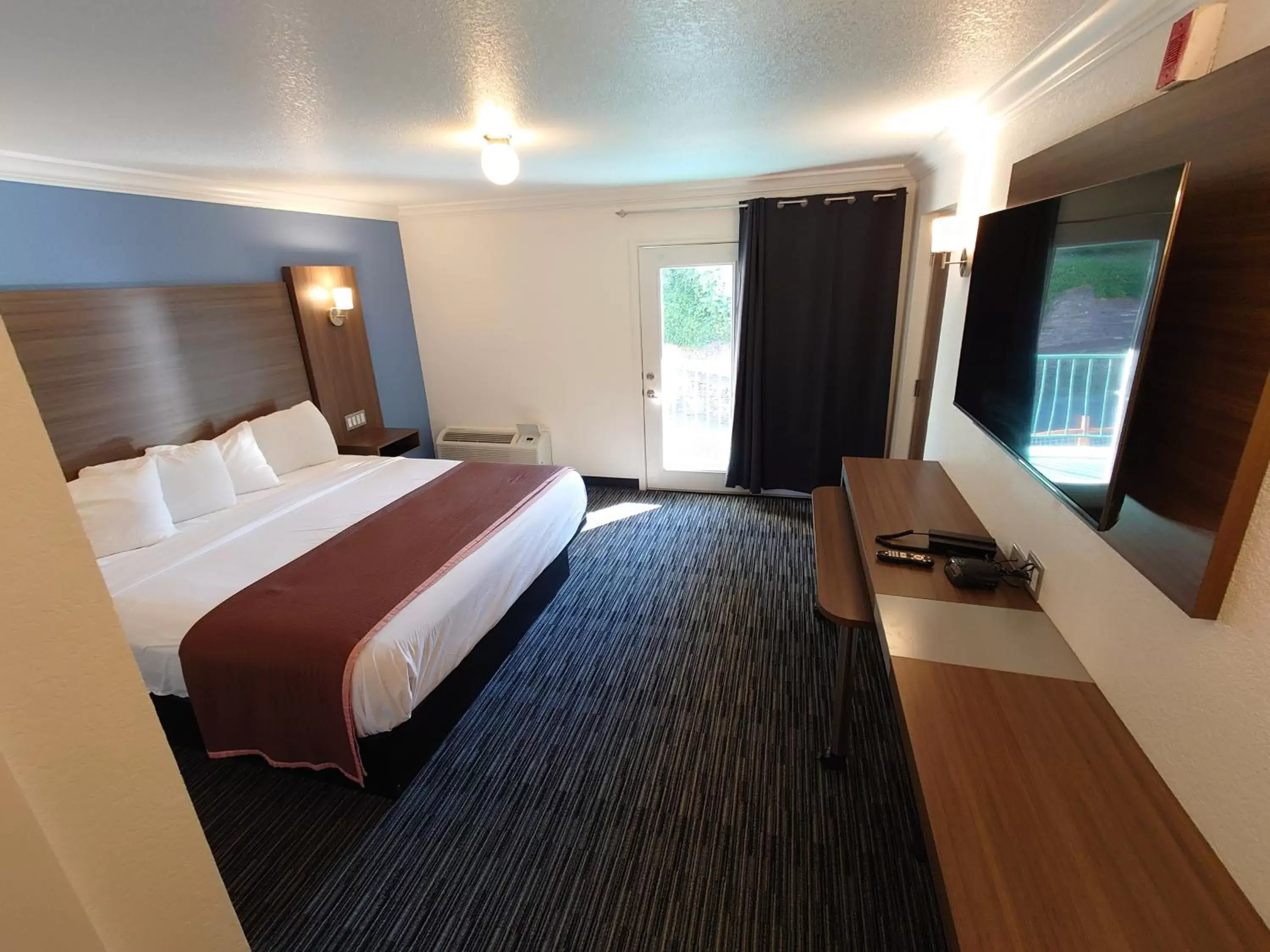 Bed in Reagan Resorts Inn