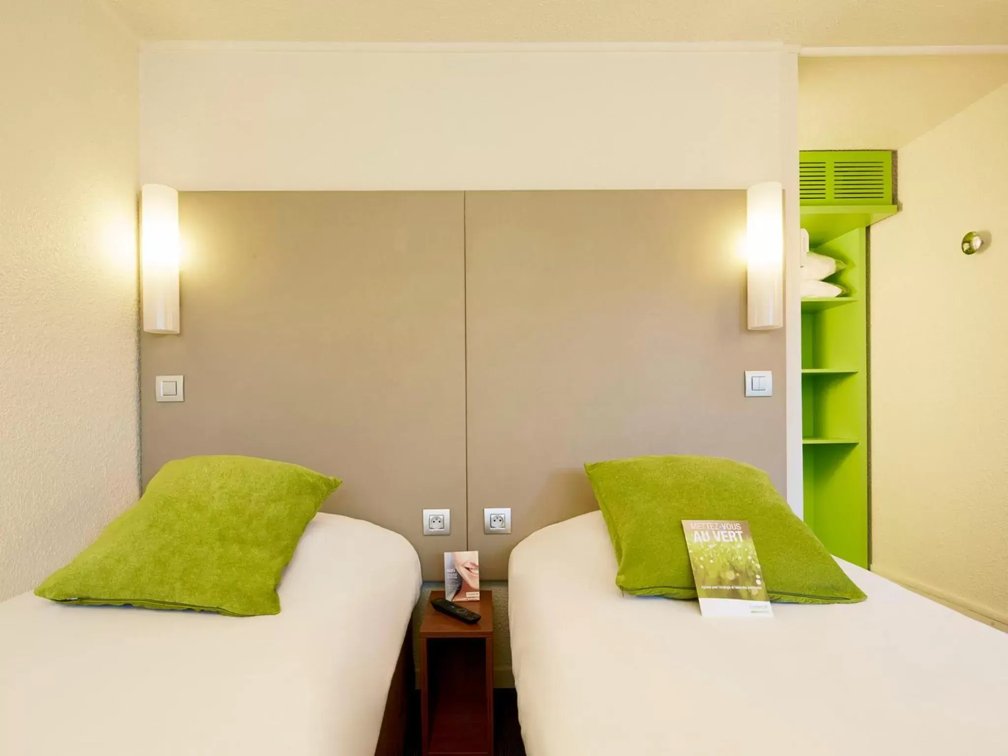 Bedroom, Bed in Campanile Bordeaux Est - Artigues