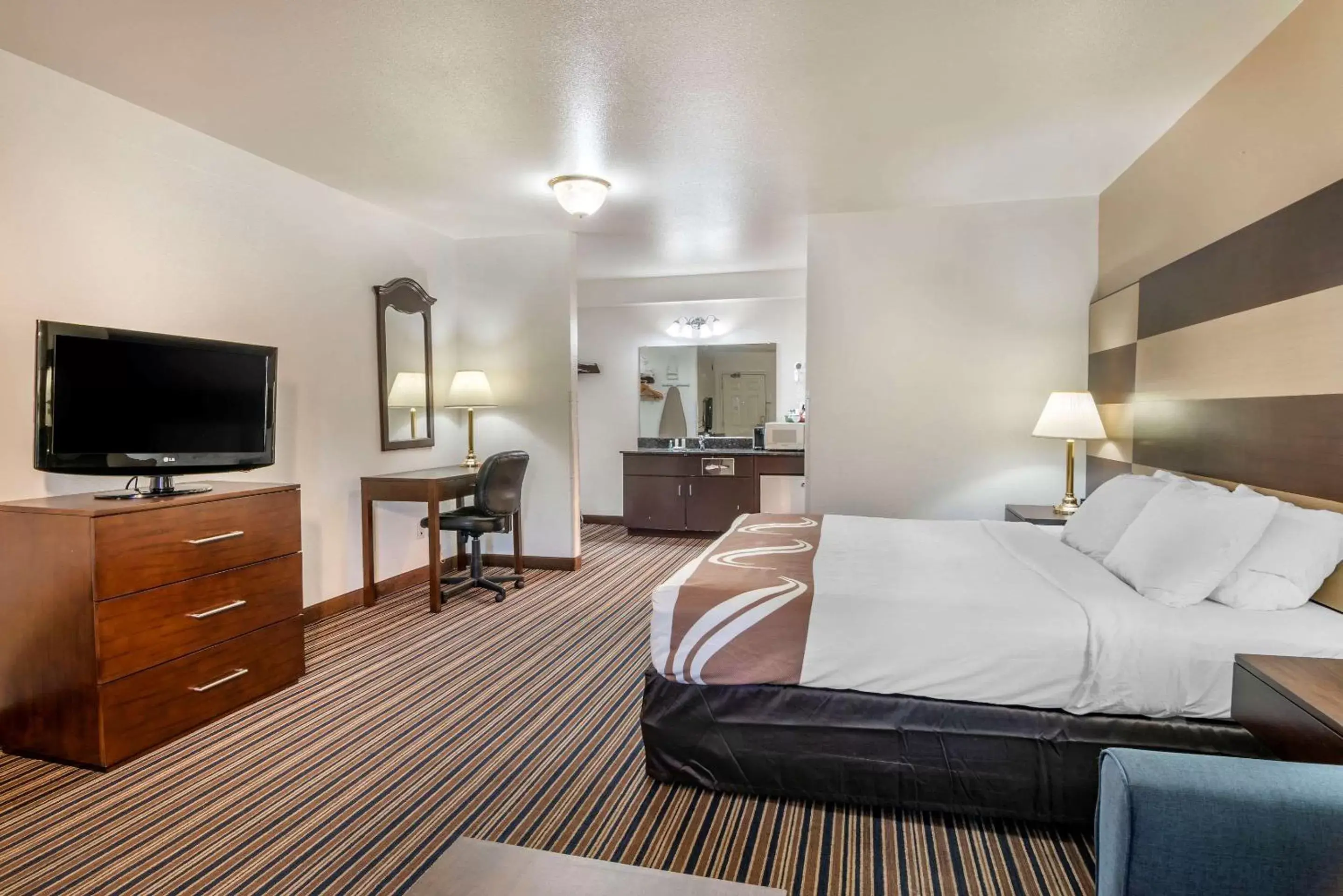 Photo of the whole room, TV/Entertainment Center in Quality Inn Central Roseburg