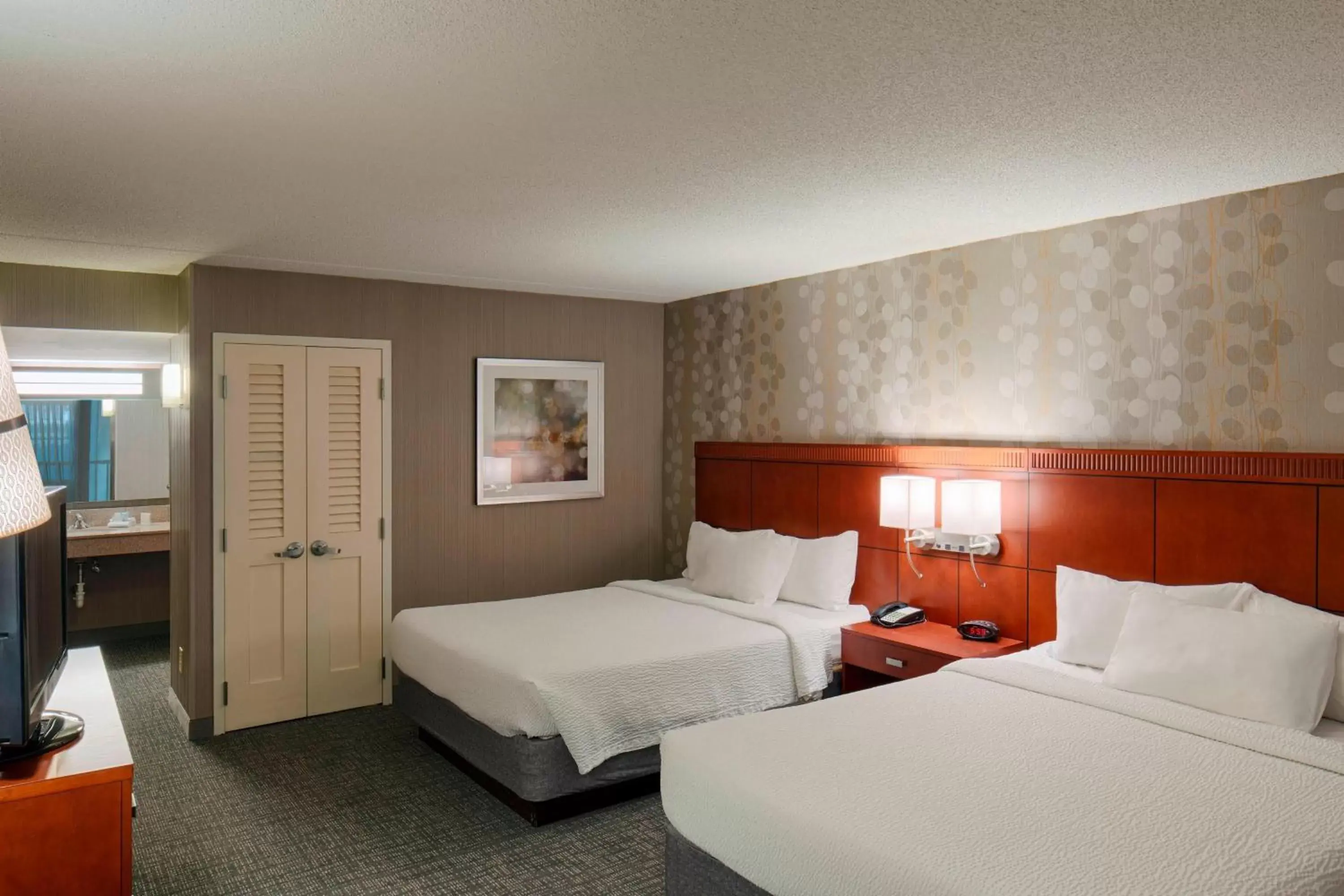 Photo of the whole room, Bed in Courtyard by Marriott Columbus West/Hilliard
