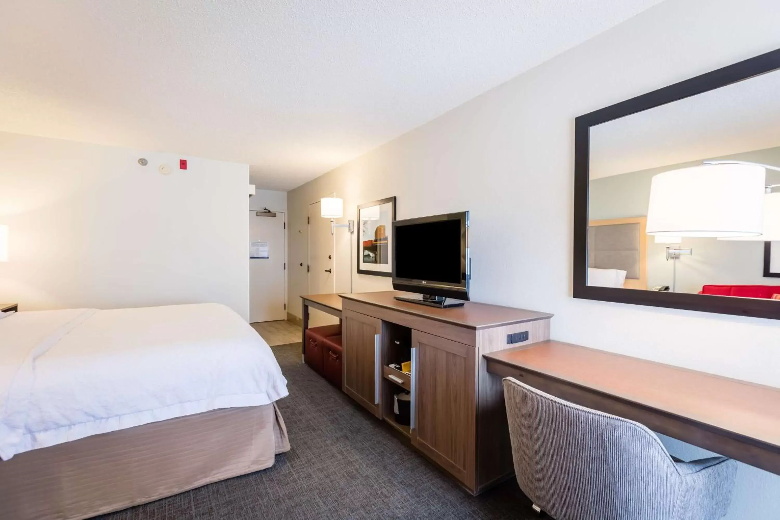 Bed, TV/Entertainment Center in Hampton Inn Rochester