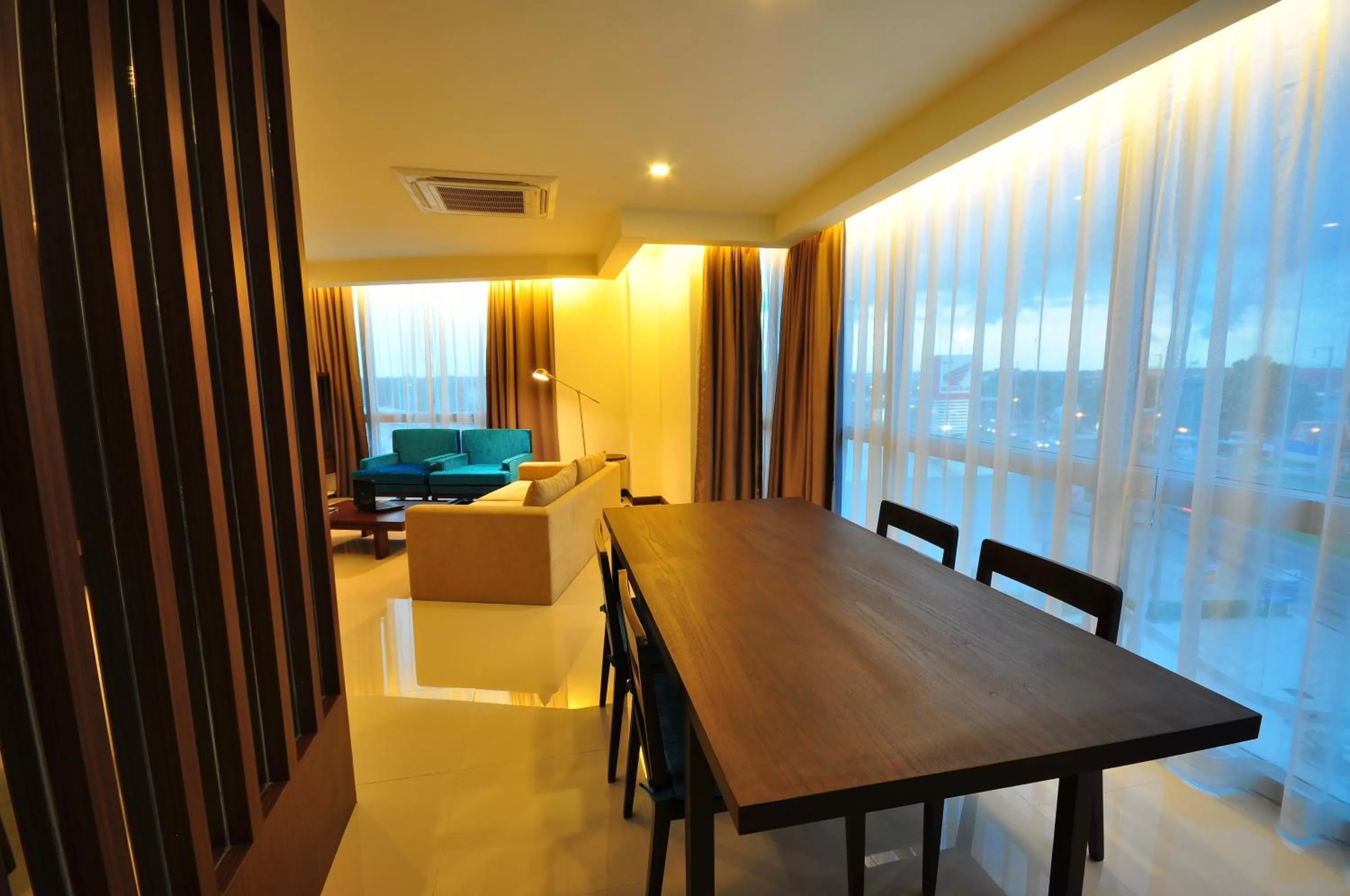 Dining area in 42C The Chic Hotel