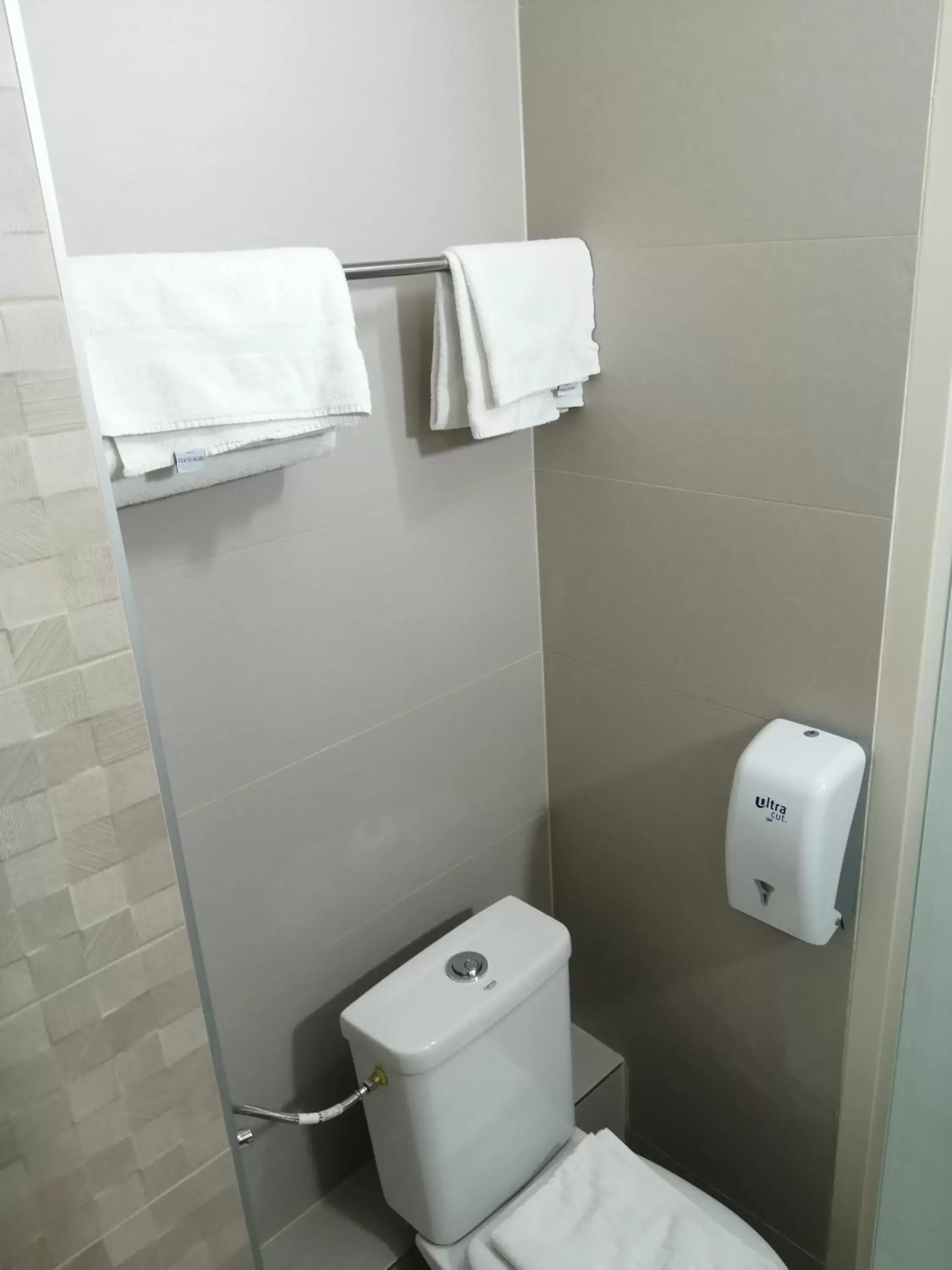 Toilet, Bathroom in Hôtel Arc-En-Ciel - Entièrement Rénové