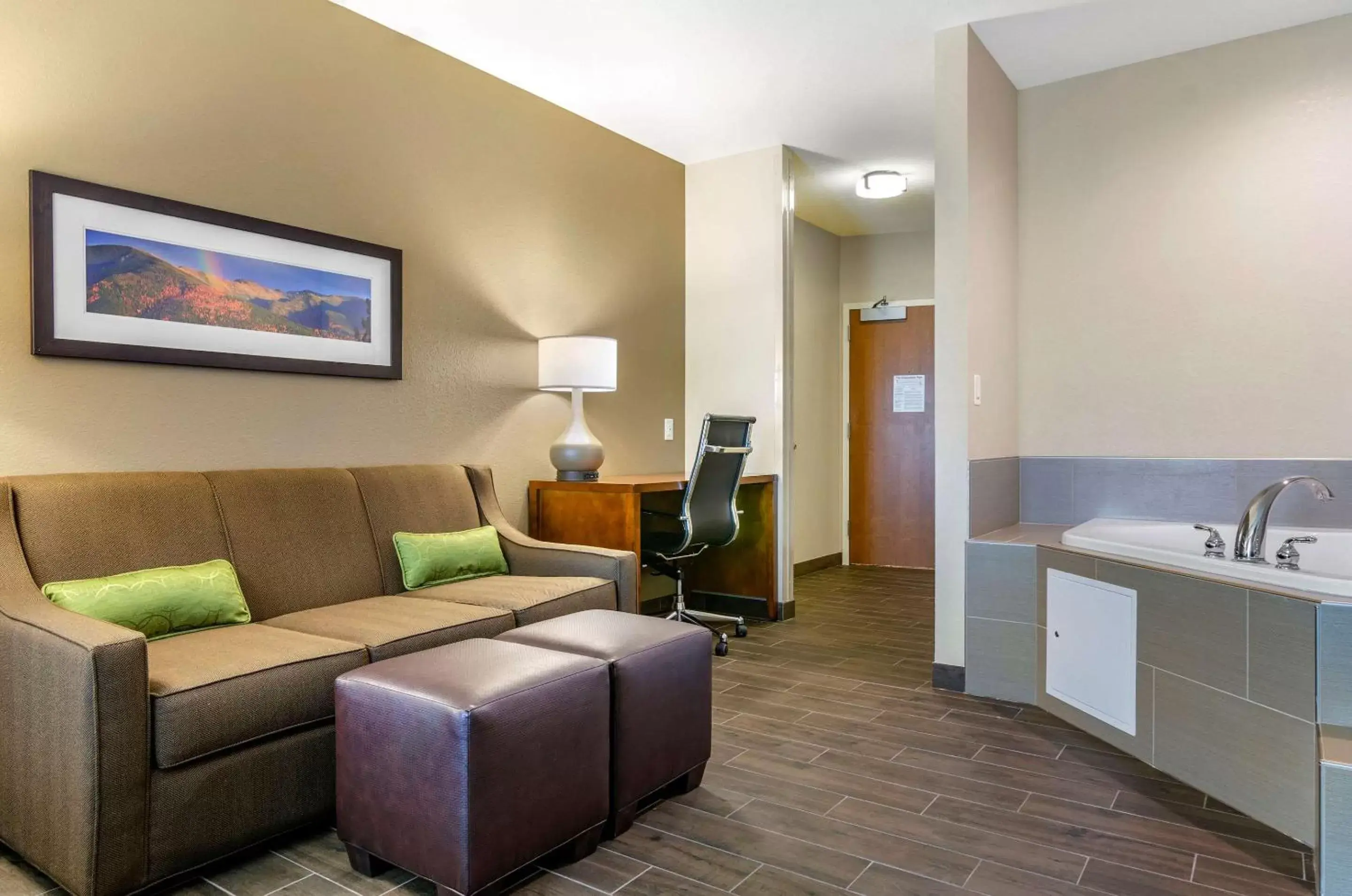 Photo of the whole room, Seating Area in Comfort Suites Helena Airport