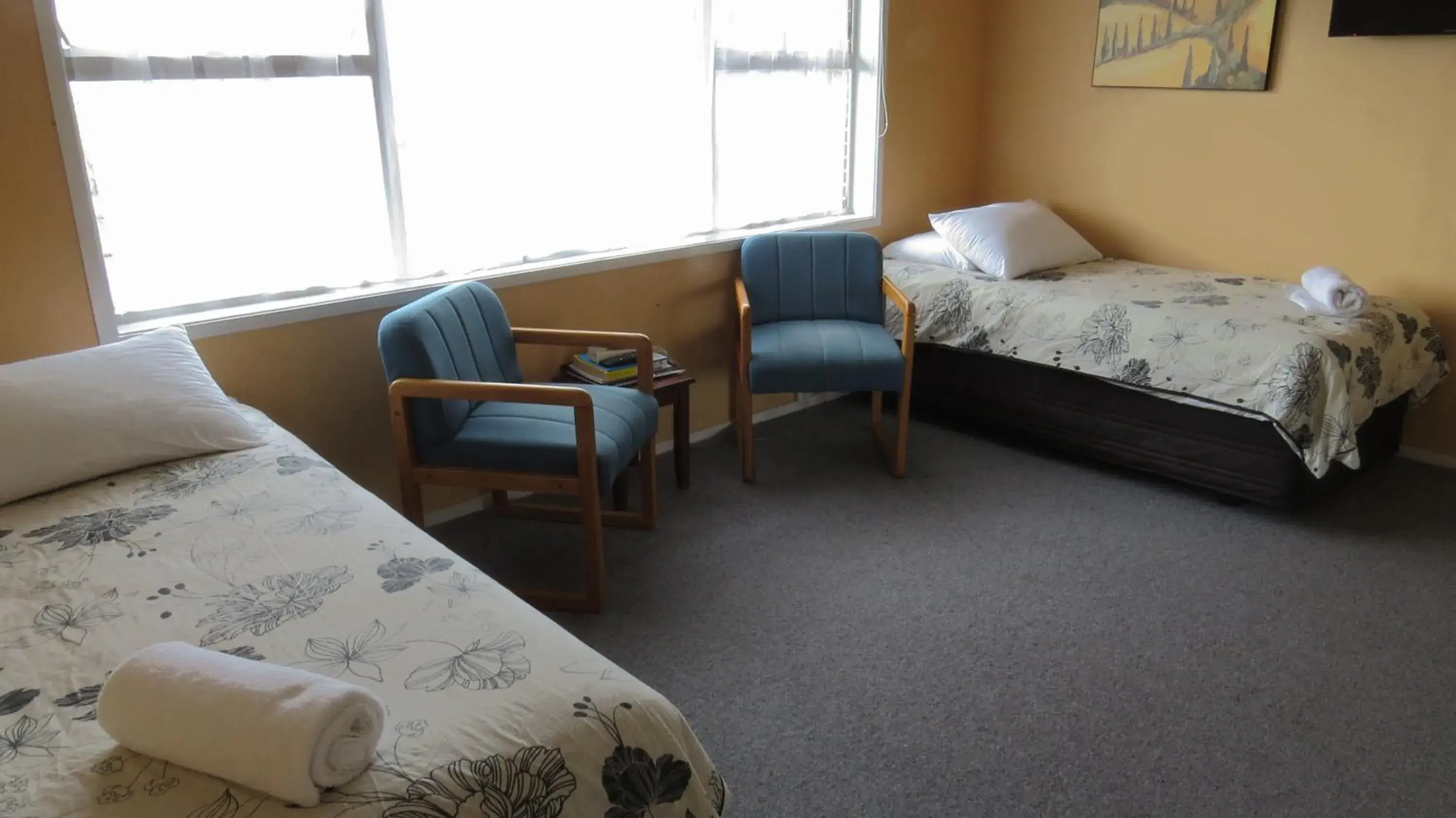 Living room, Bed in Kuirau Park Motor Lodge